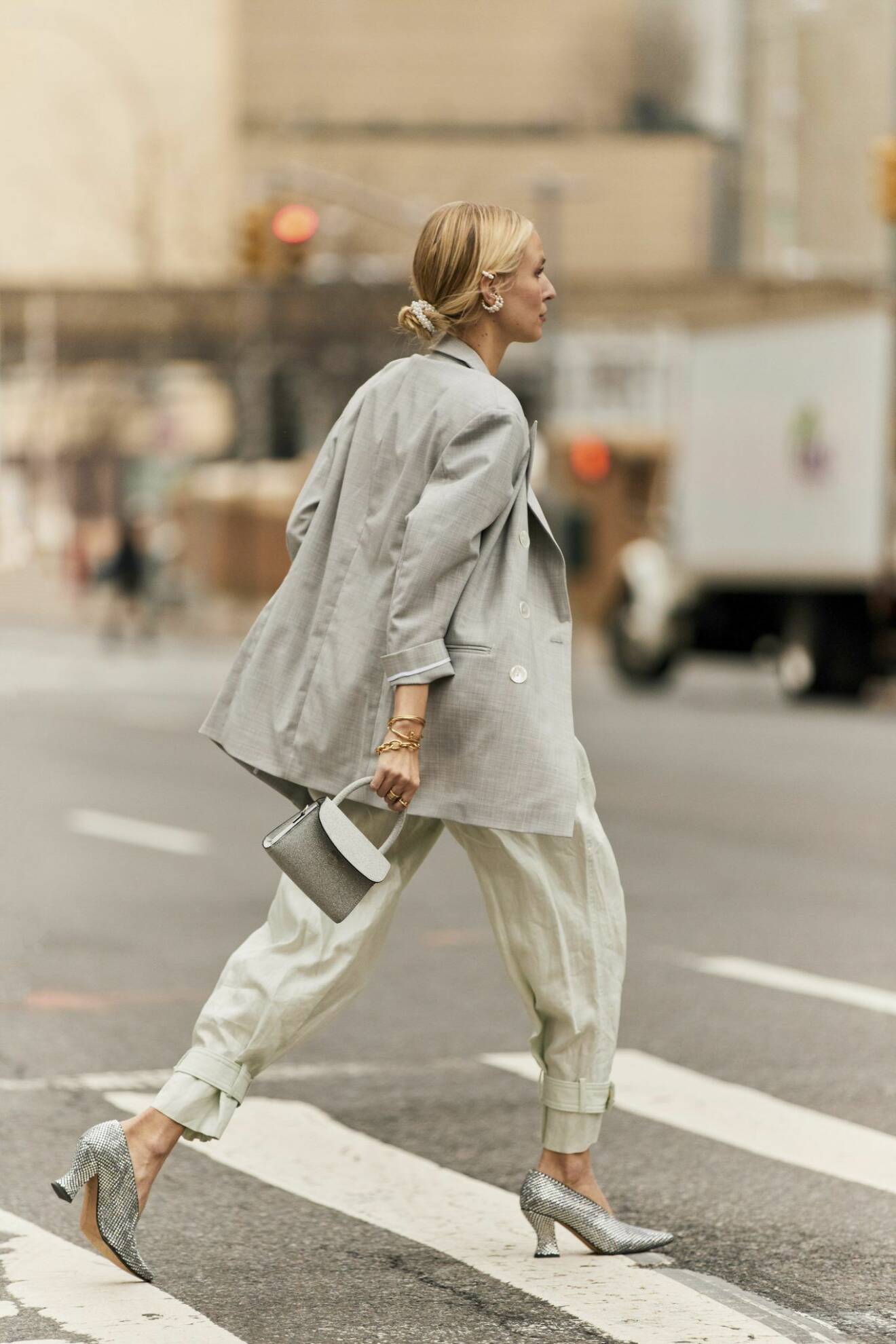 Grå streetstyle-look från New York Fashion Week 2020.