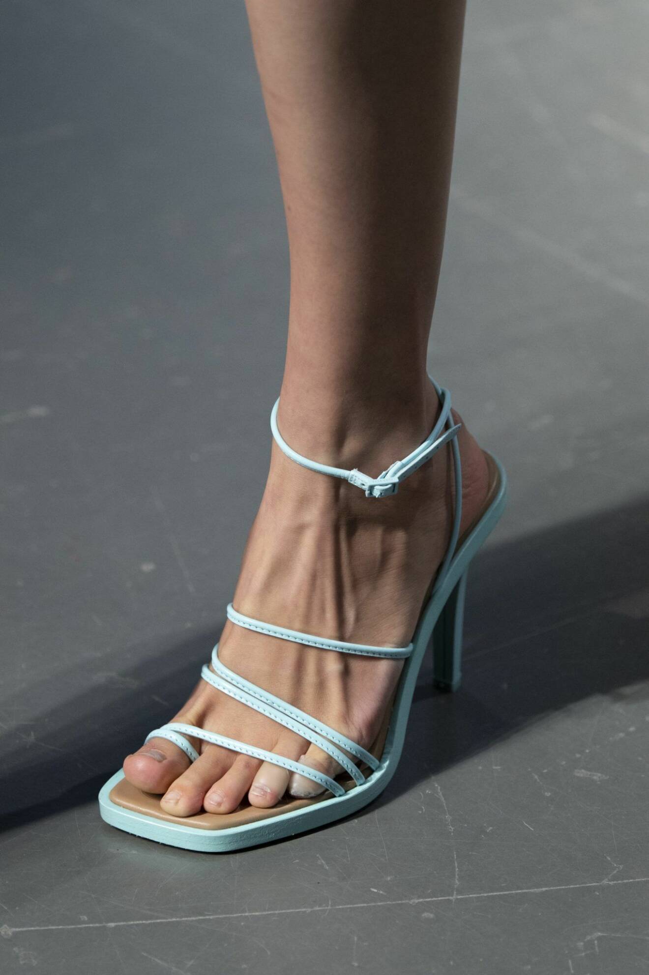 ljusblå rem-sandaler 