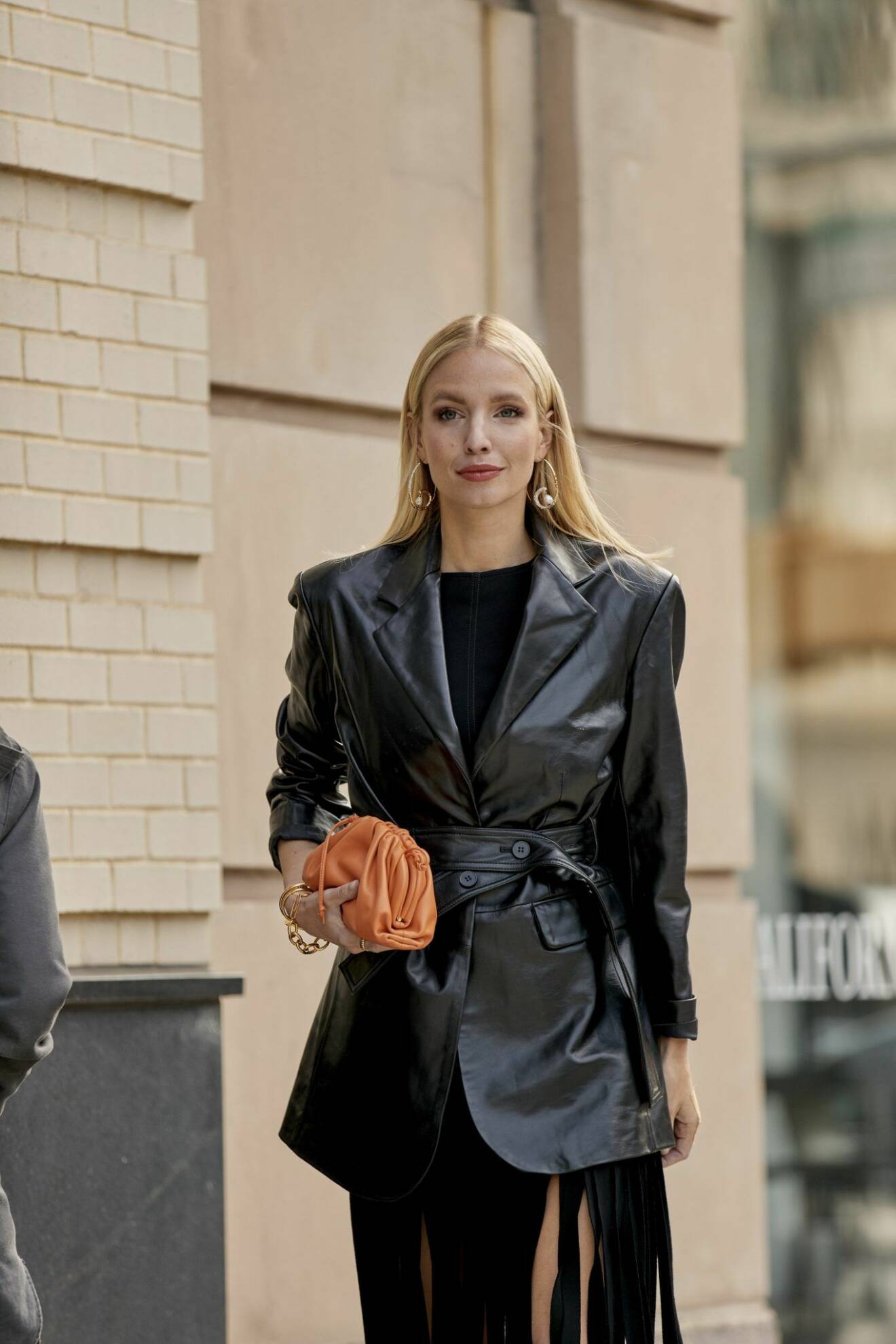 Orange liten Bottega Veneta väska streetstyle-look från New York Fashion Week 2020.