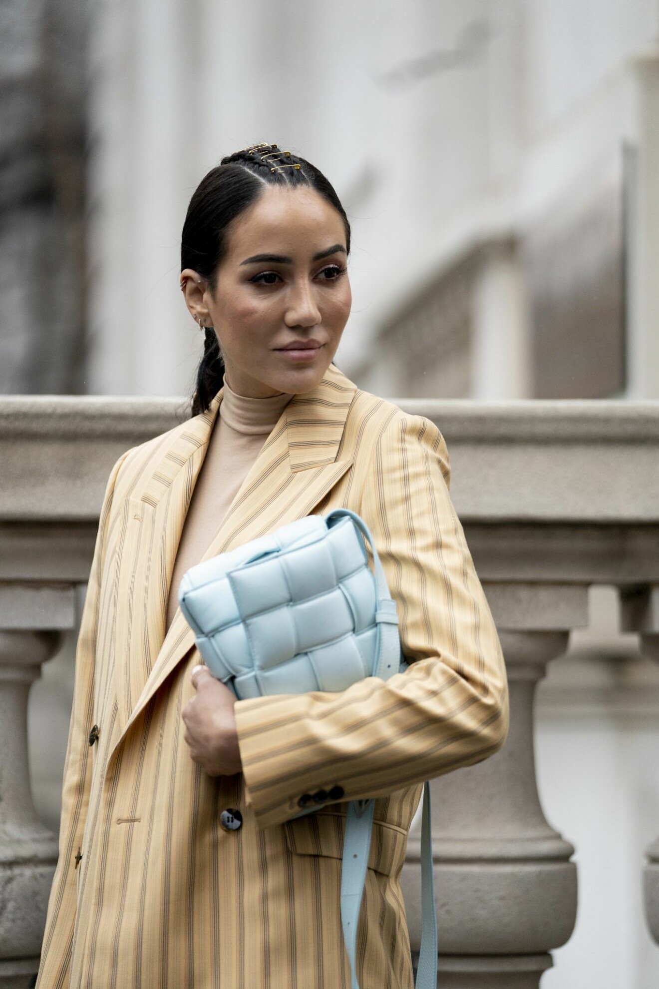 Ljusblå Bottega Veneta väska, streetstyle-look från New York Fashion Week 2020.