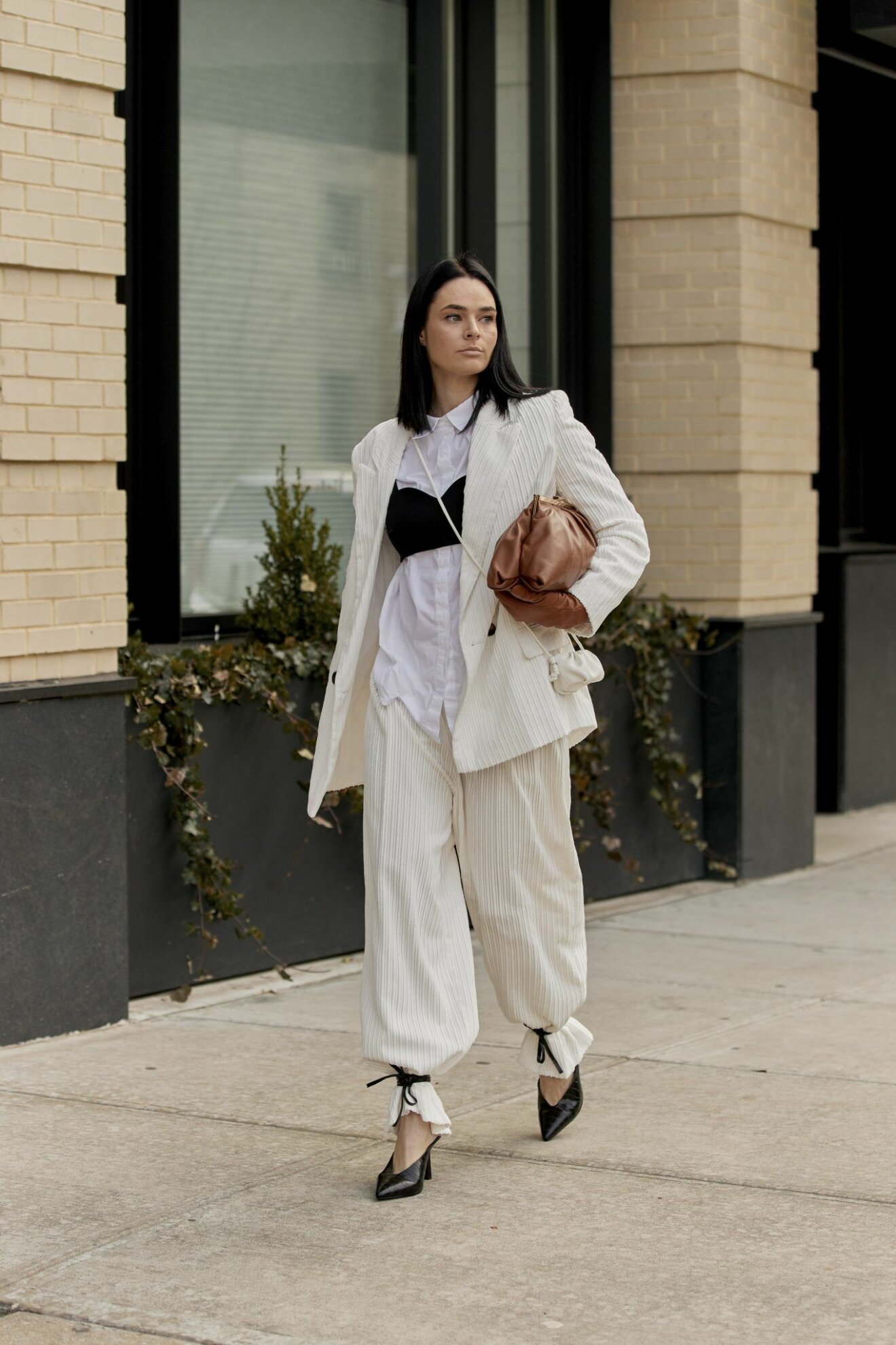 Ljus kostym med väska från Bottega Veneta. streetstyle-look från New York Fashion Week 2020.