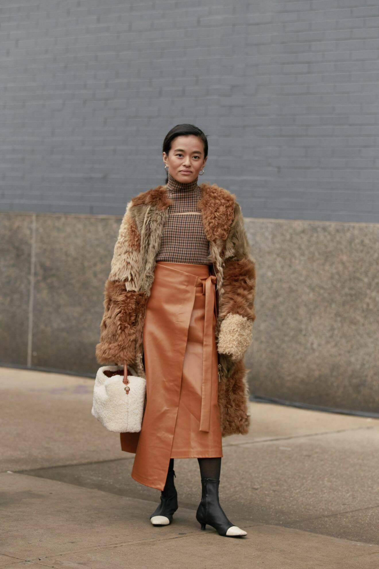 Ljusbrun läder streetstyle-look från New York Fashion Week 2020.