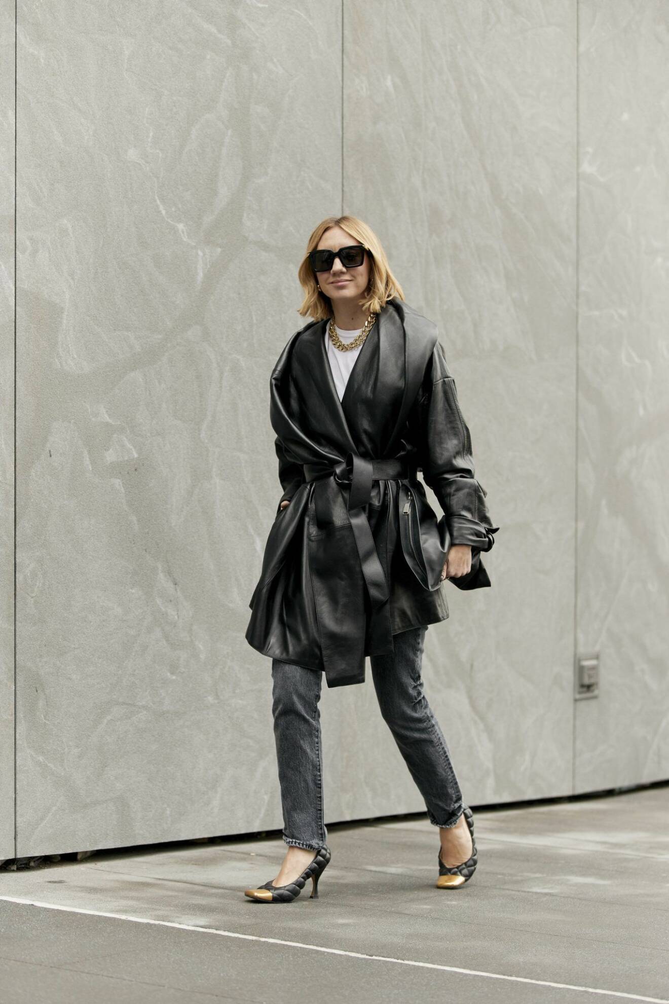 Läder kappa, streetstyle-look från New York Fashion Week 2020.