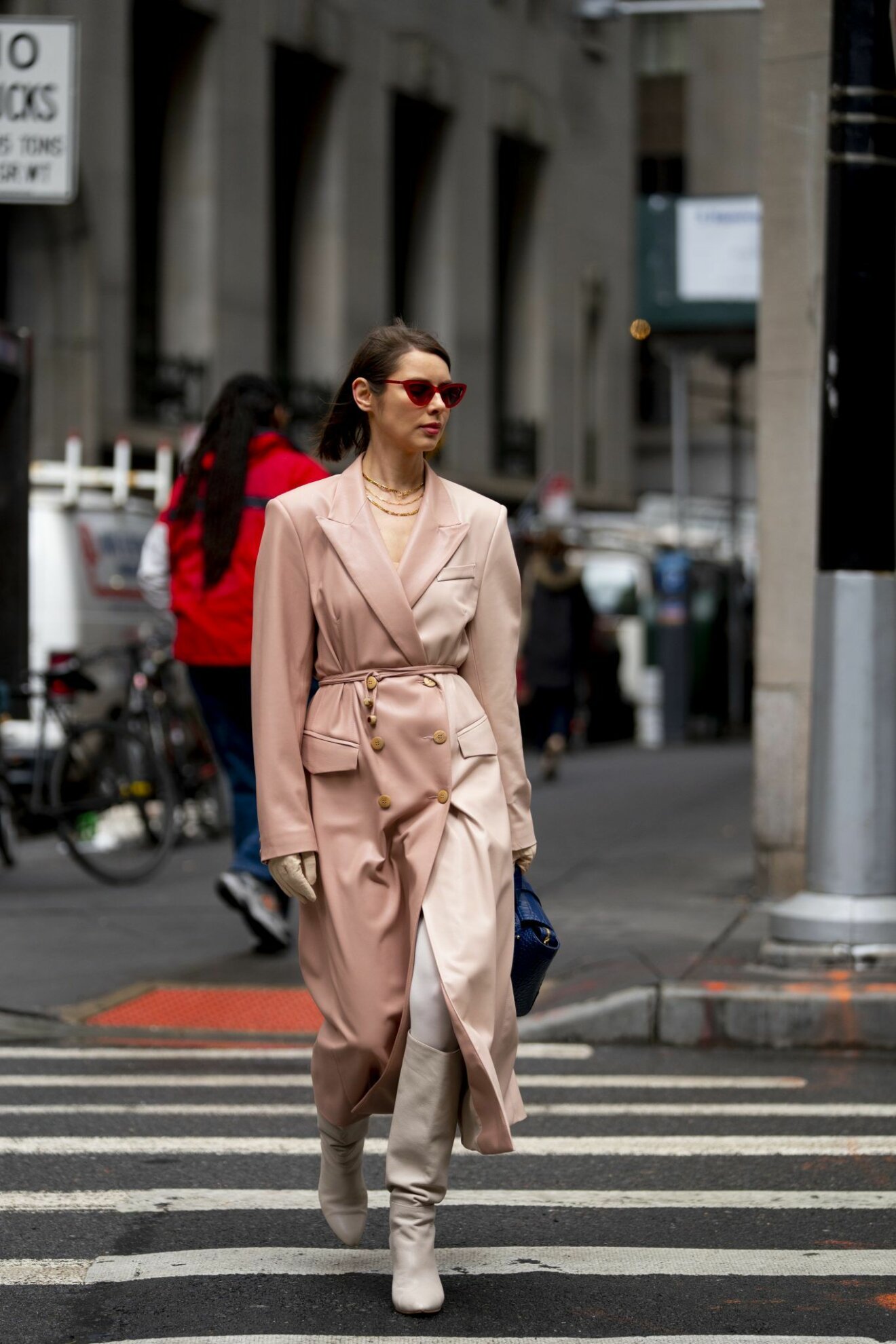 Ljusrosa streetstyle-look från New York Fashion Week 2020.