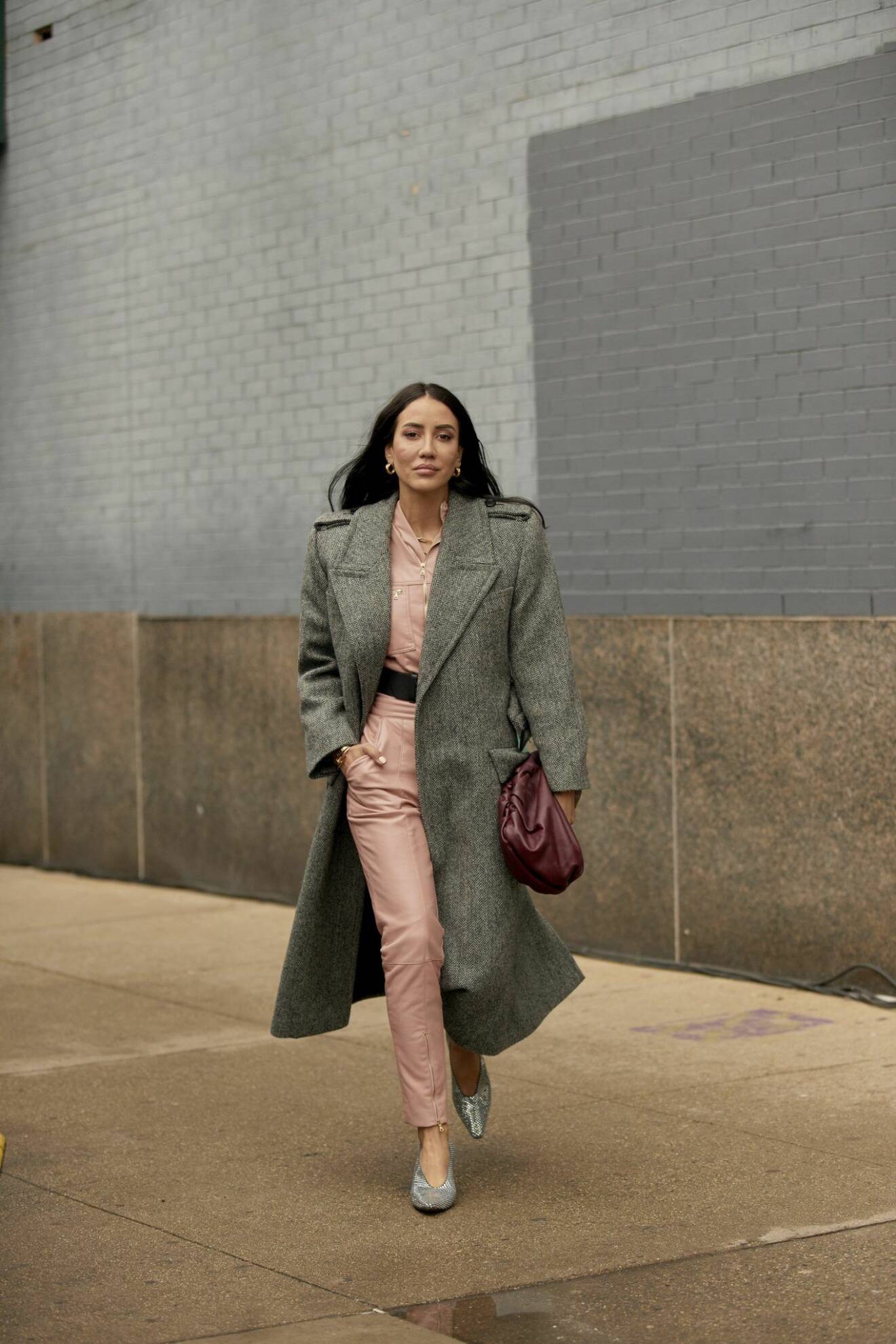 Byxdress i ljusrosa läder streetstyle-look från New York Fashion Week 2020.
