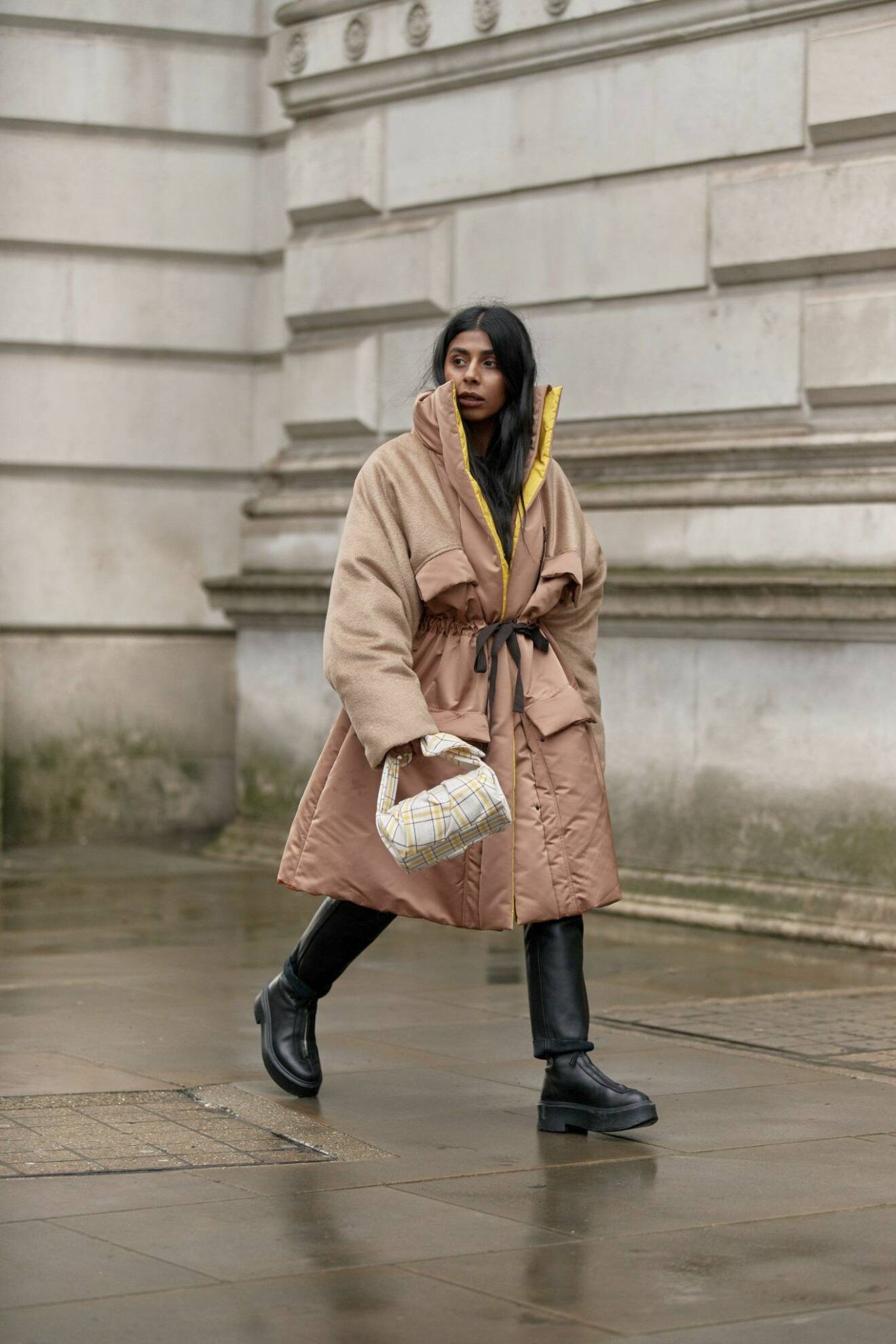 Streetstyle från London Fashion week, rosa oversized jacka.