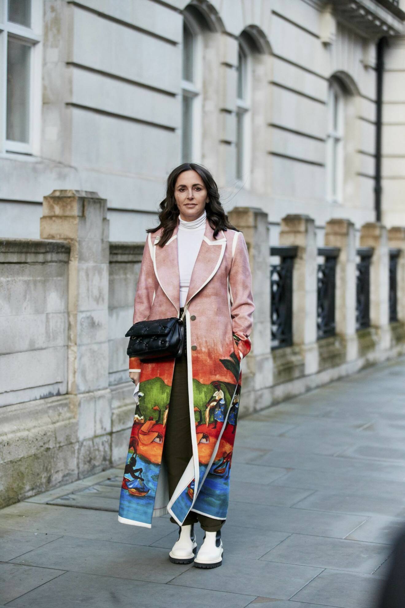 Streetstyle från London Fashion week, rosa trenchcoat med mönster.