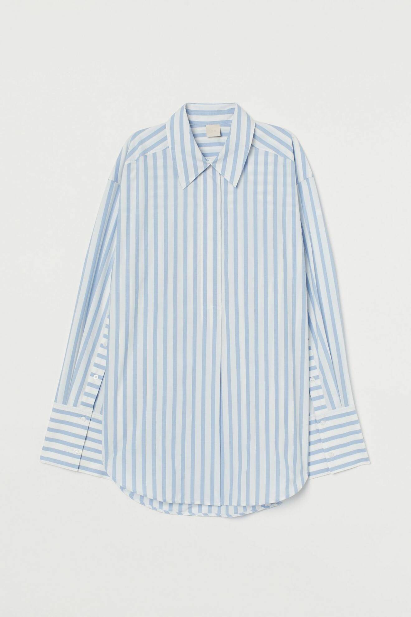 Skjorta i oversized modell med voluminösa ärmar och blå/vita räder från H&M.