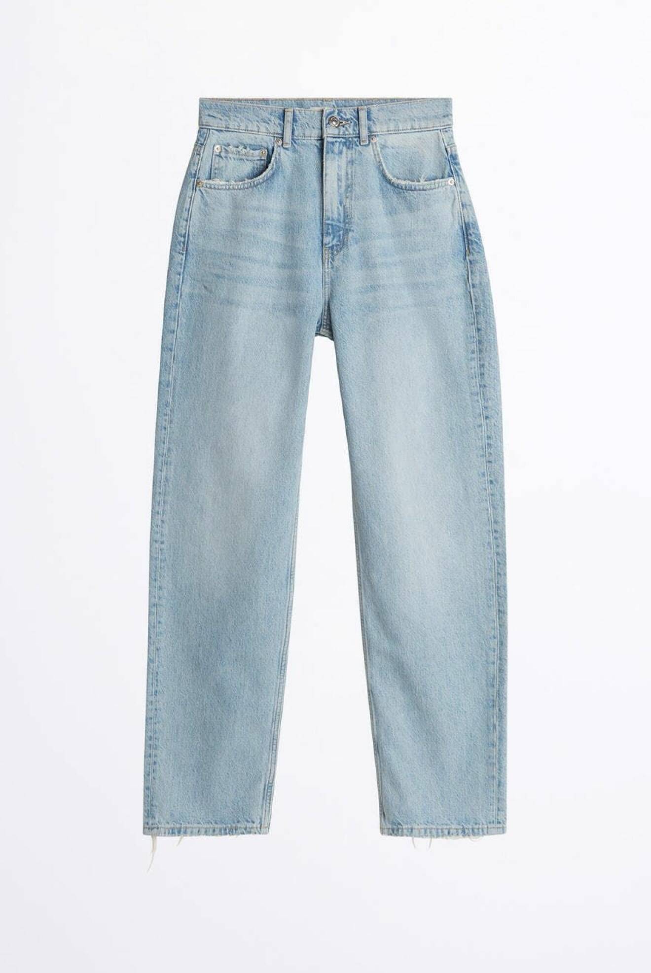 Ljusa jeans i rak modell med hög midja från Gina Tricot. Bär dem med precis vad som helst!