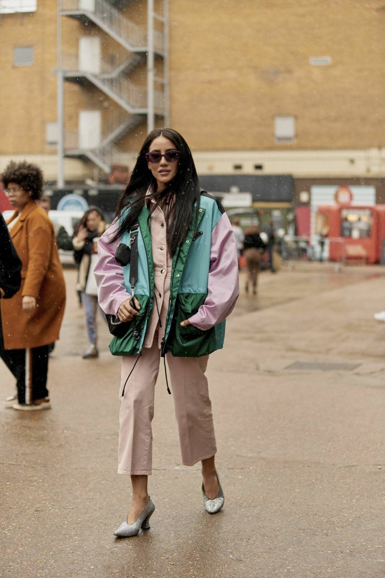 Streetstyle från London Fashion week, Tamara Kalinic i rosa look.