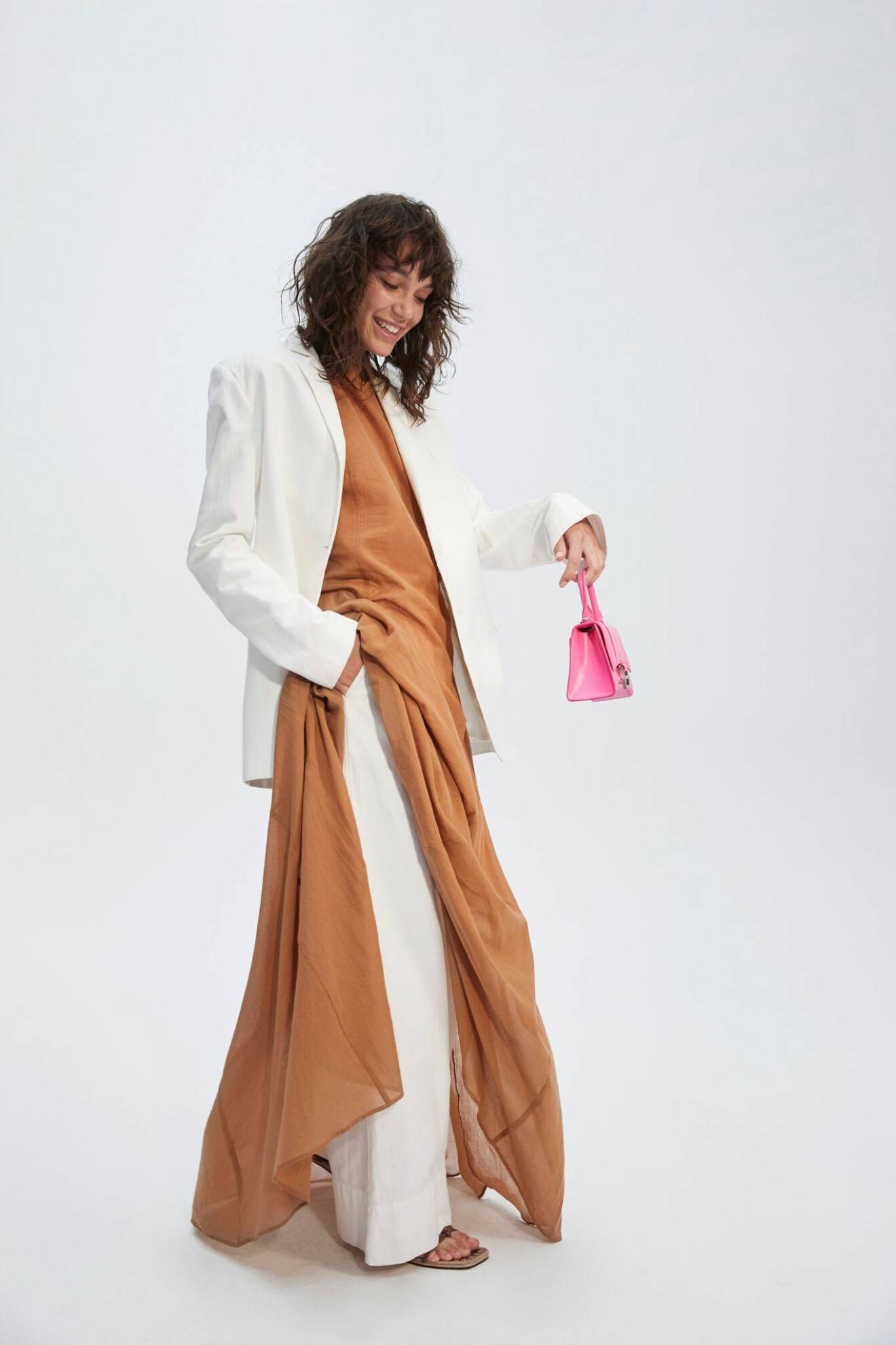 Brun klänning från Matin, styla workweartrenden 2020