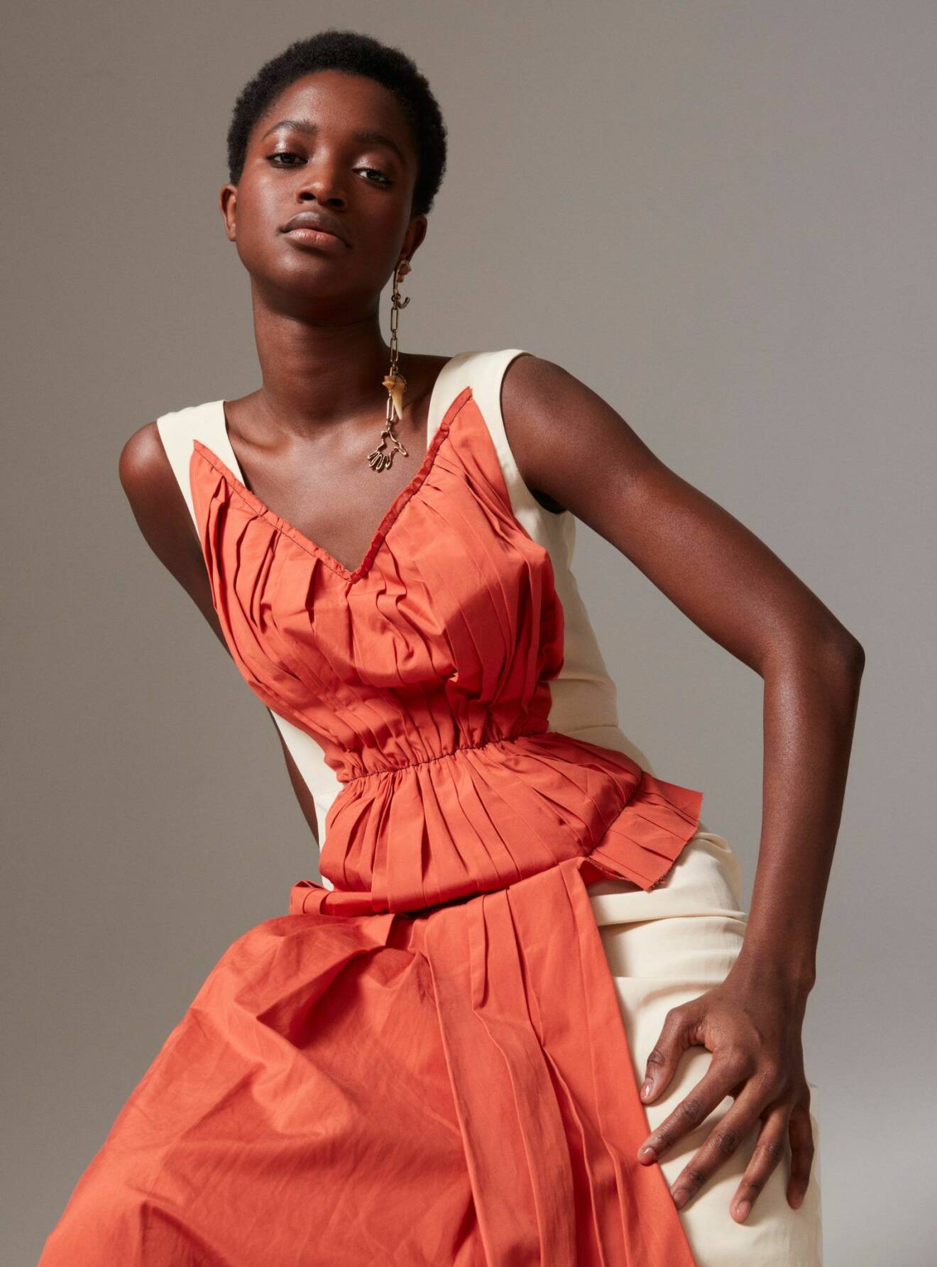 Orange klänning från Marni, så stylar du klänningen våren 2020