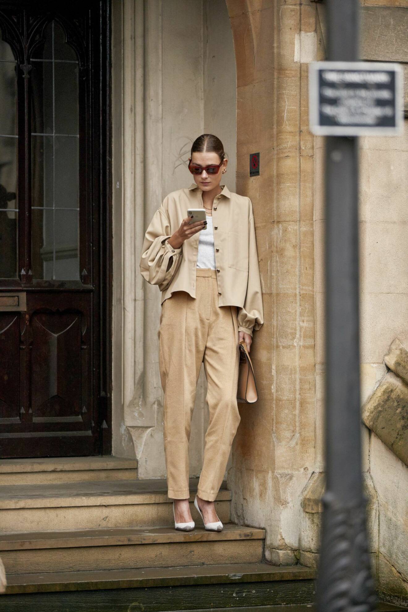 Streetstyle från London Fashion week, beige byxa och skjorta från Totême.