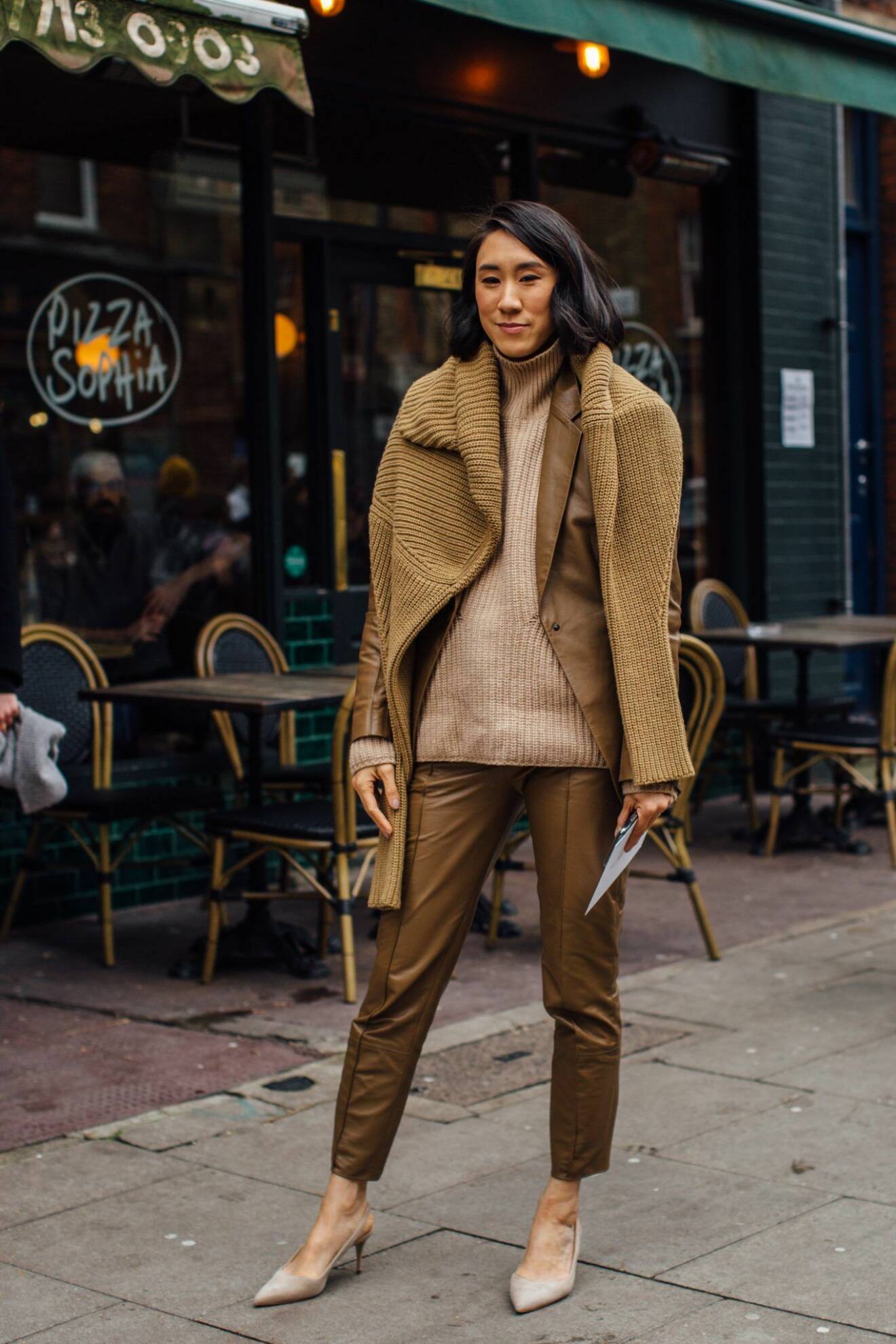 Streetstyle från London Fashion week, beige look på Eva Chen.