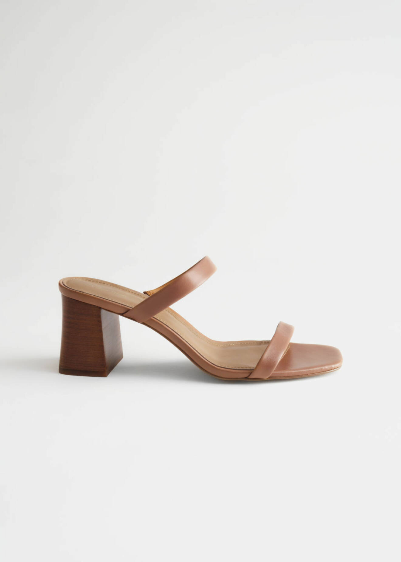Ljusbruna sandaletter i veganskt läder gjort av druvskal från & Other stories.