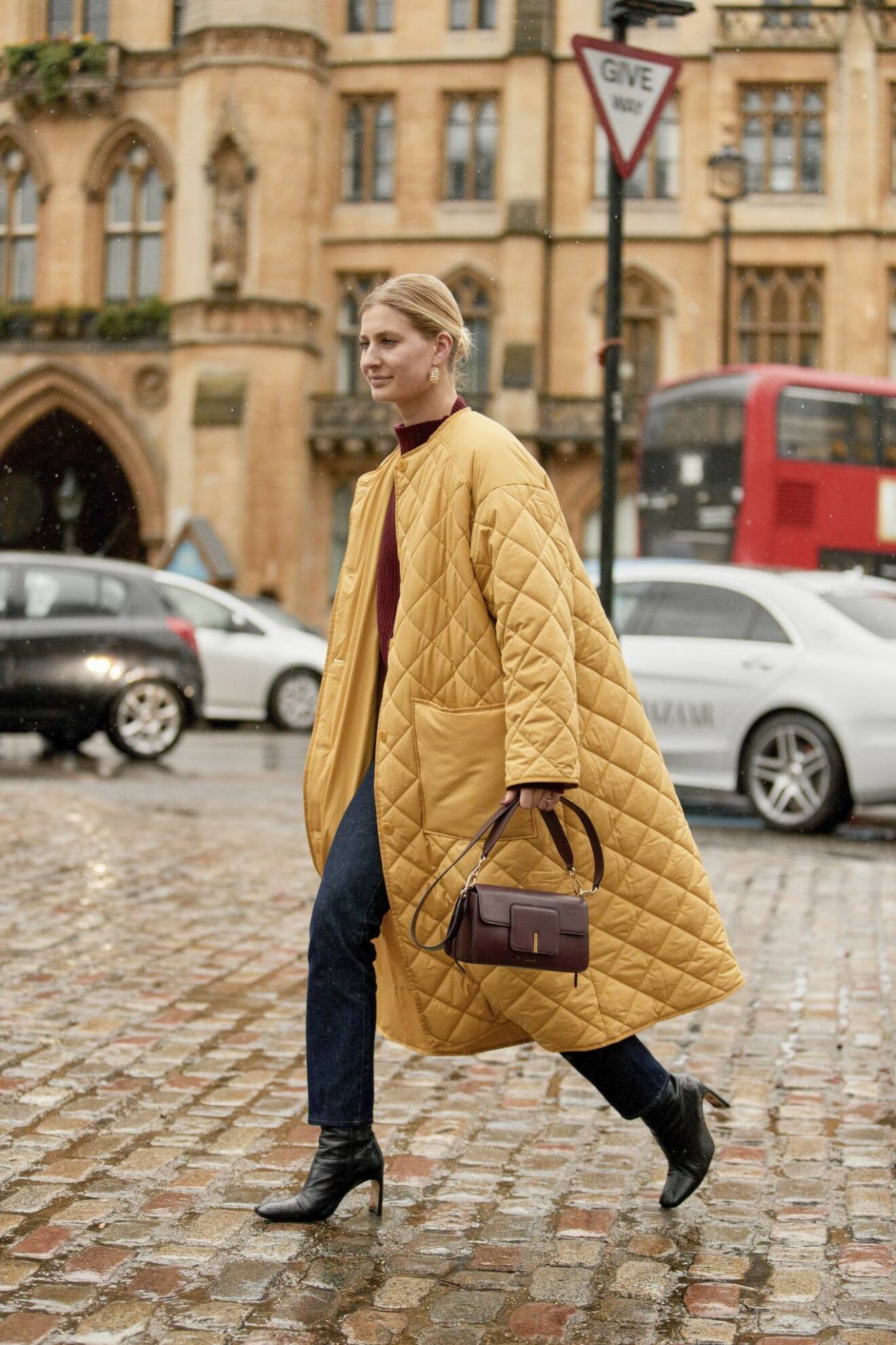 Streetstyle från London Fashion week, gul dunjacka från Rodebjer.