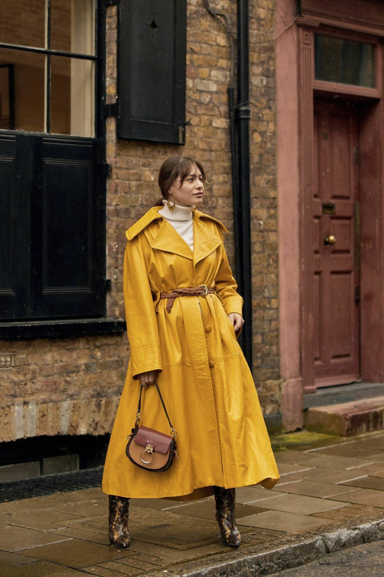 Streetstyle från London Fashion week, gul trenchcoat.