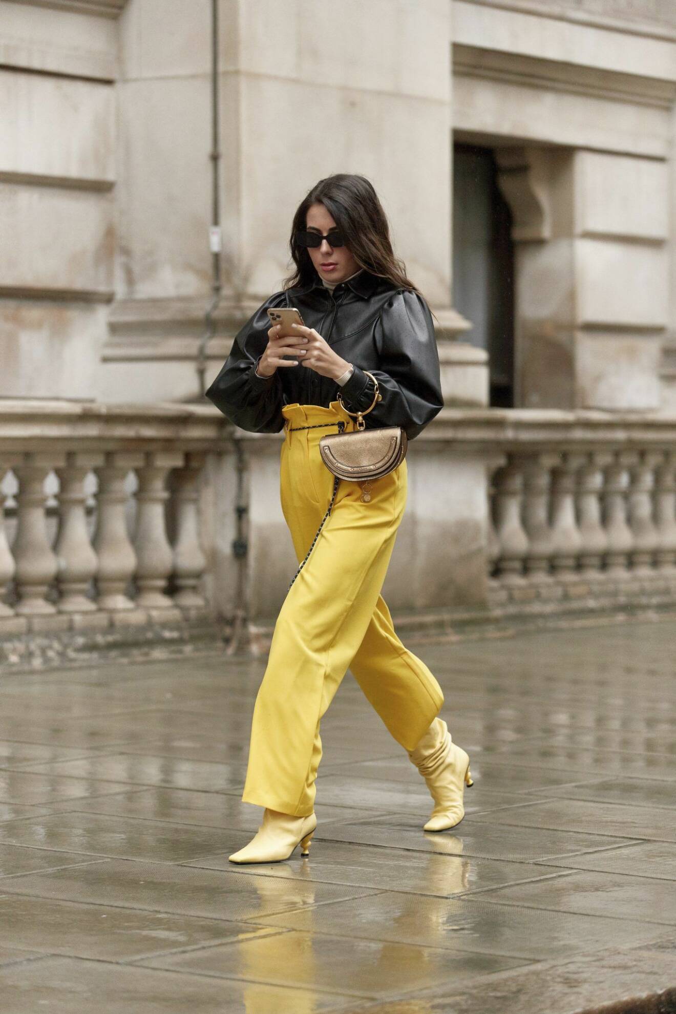 Streetstyle från London Fashion week, gula byxor och svart skinnskjorta.