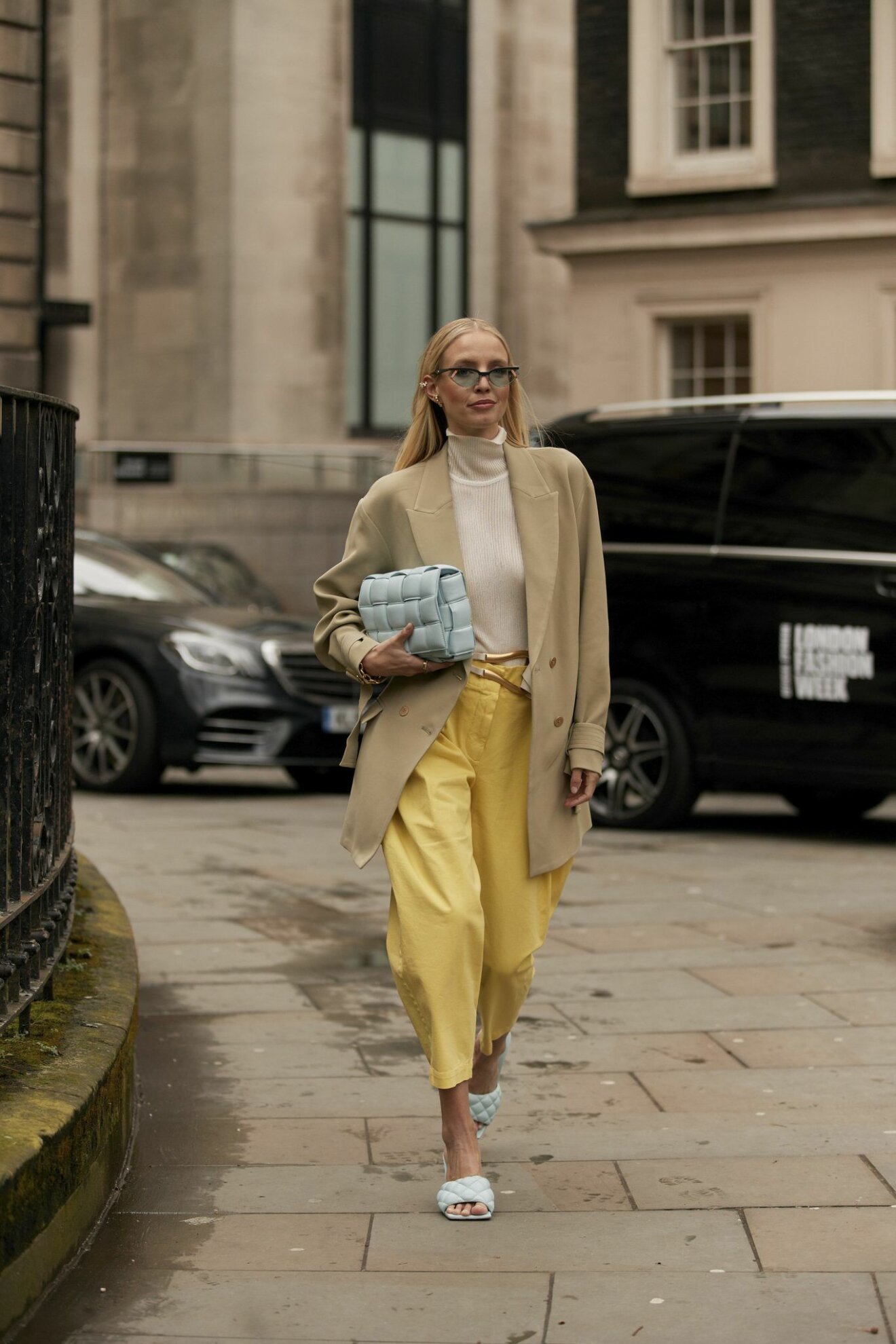 Streetstyle från London Fashion week, look med gula byxor och ljusblå detaljer.