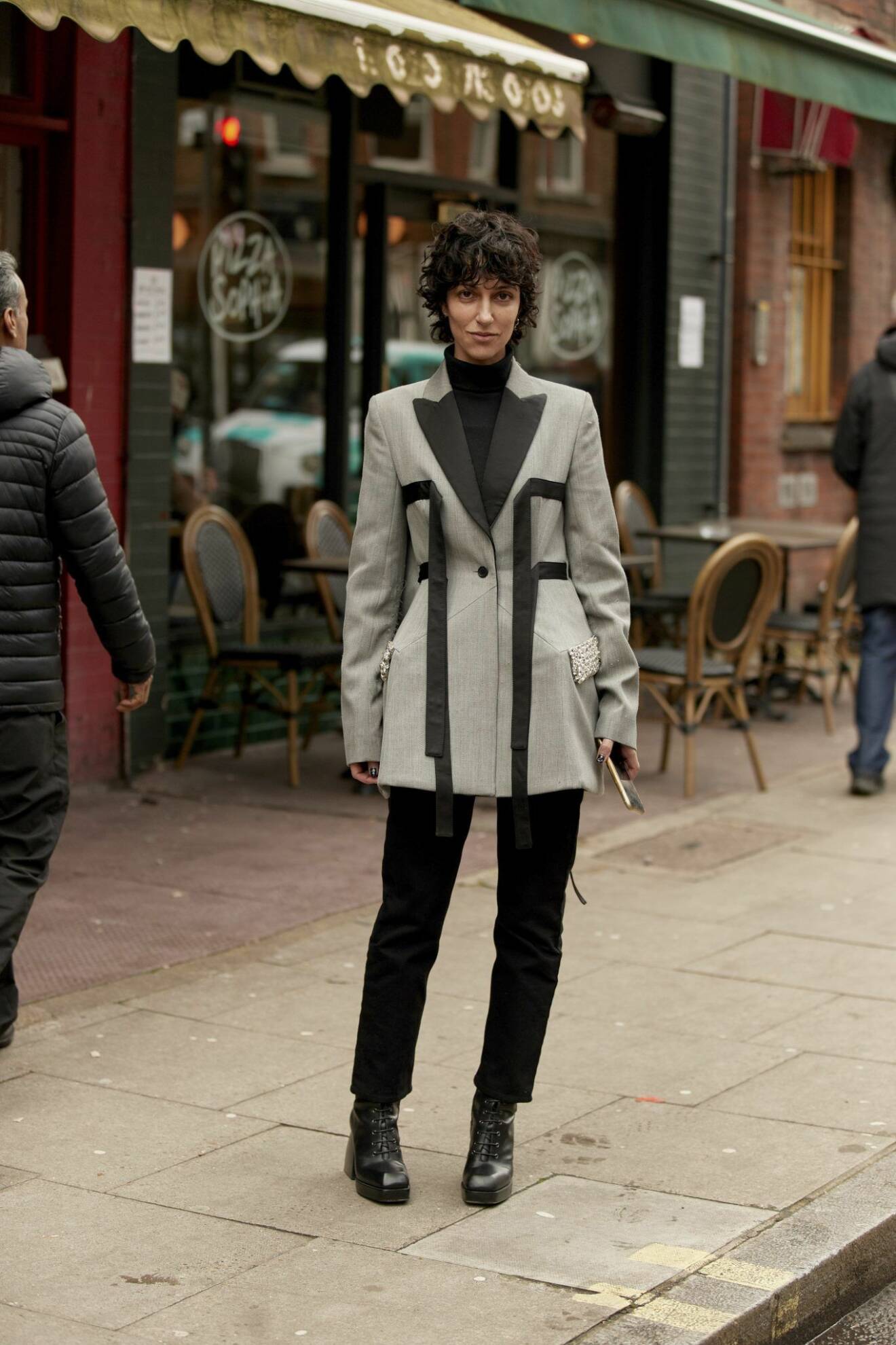 Streetstyle från London Fashion week, skräddad kavaj med svarta detaljer.