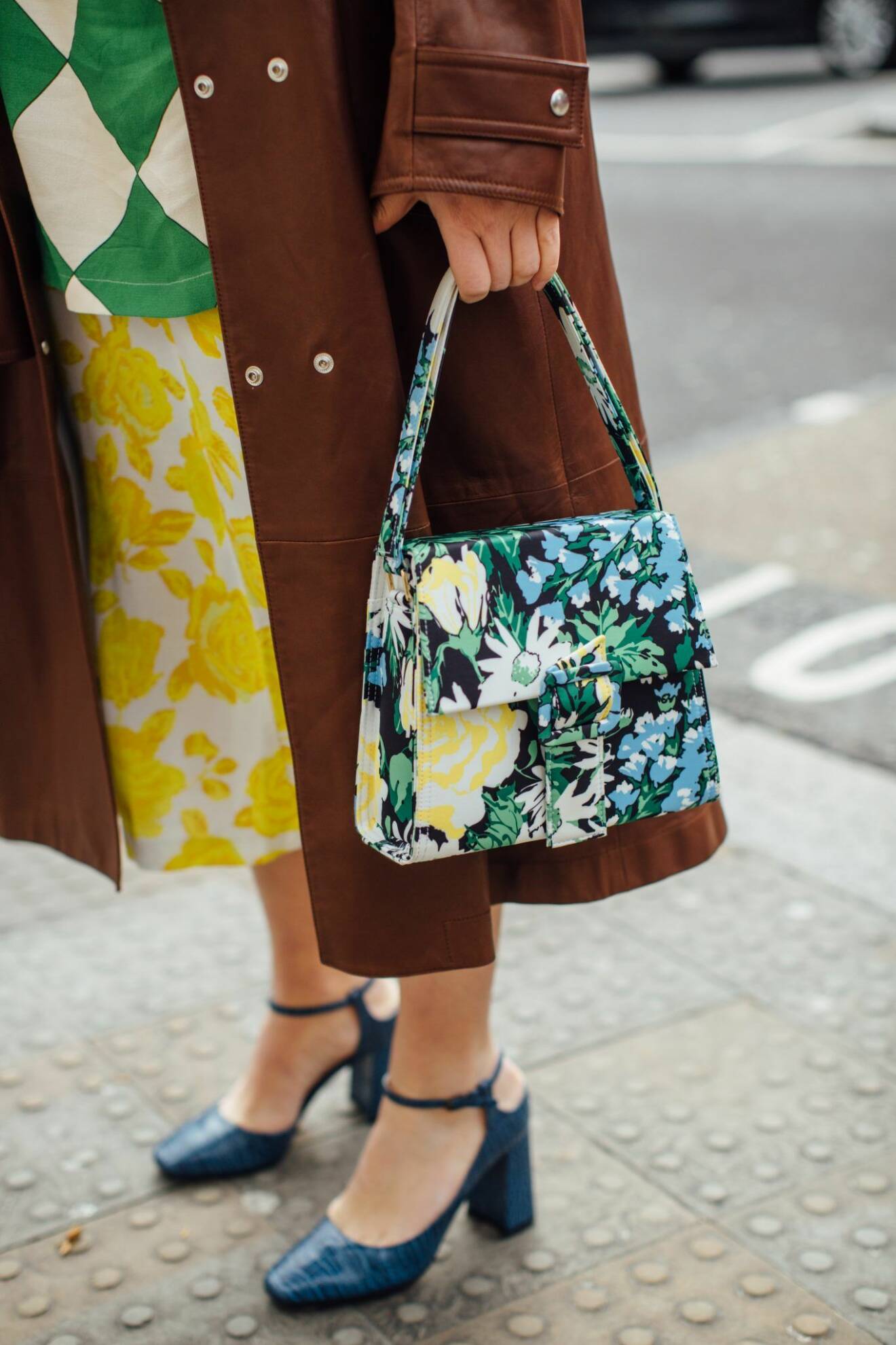 Streetstyle från London Fashion week, närbild på blommig väska.