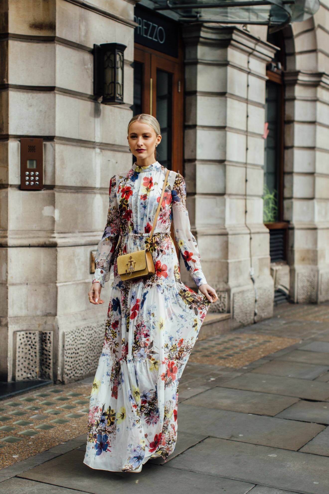 Streetstyle från London Fashion week, blommig klänning.