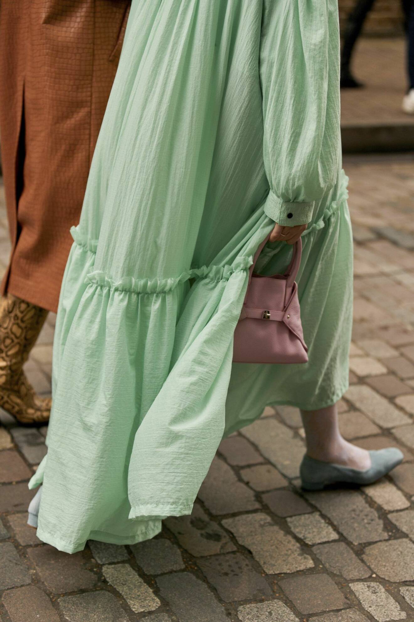 Streetstyle från London Fashion week, grön klänning och rosa väska.
