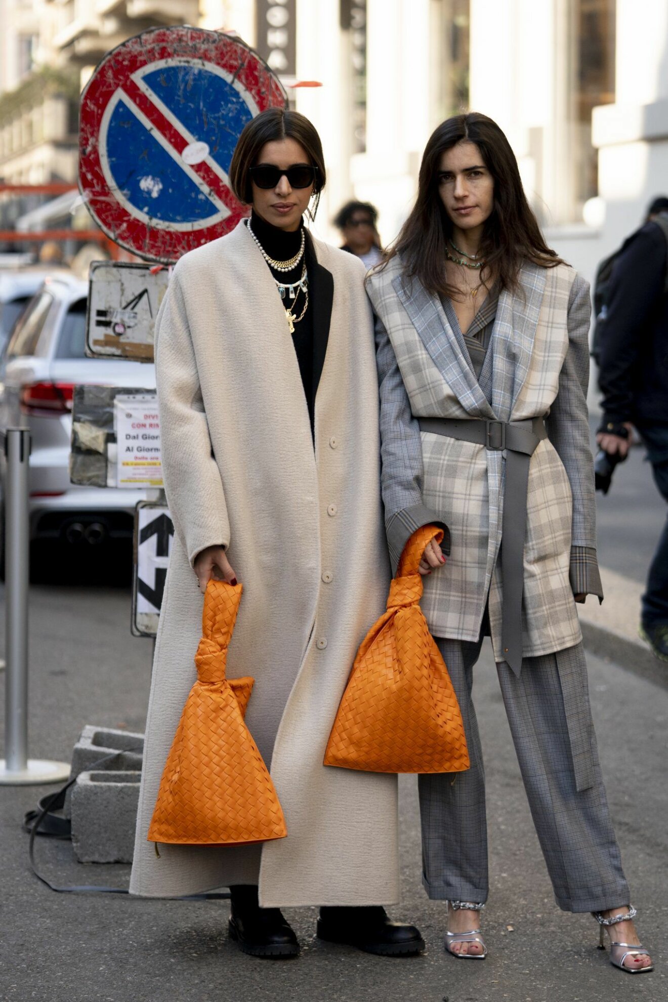 Dubbelt upp i Bottega Veneta väskor i orange Streetstyle Milano Fashion Week AW20.