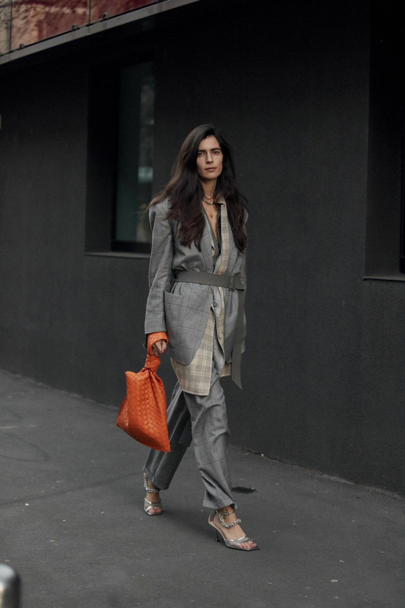 Grå look med orange väska Streetstyle Milano Fashion Week AW20.