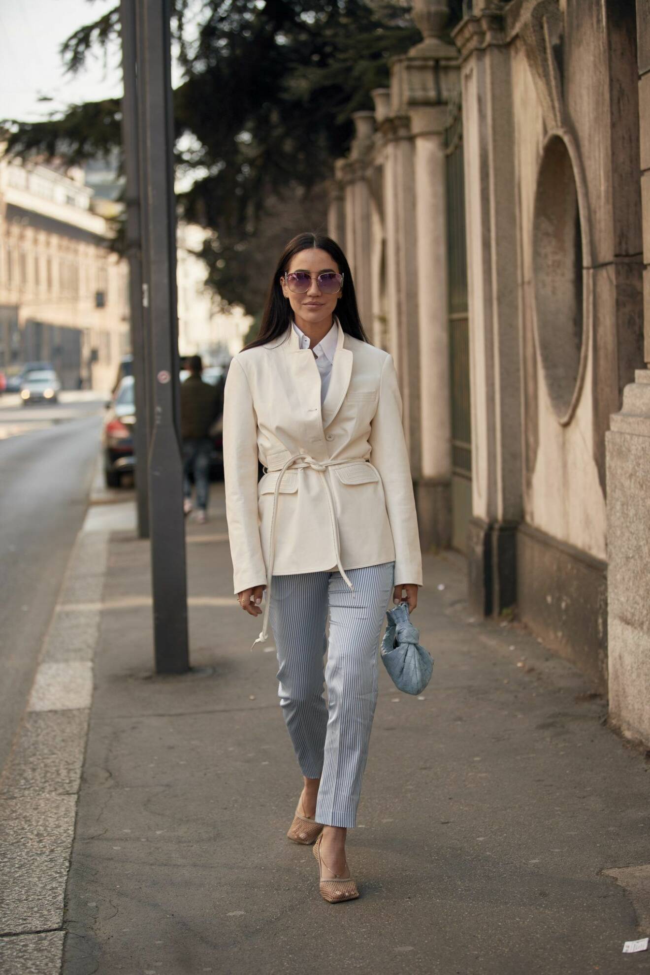 Ljusblå look med vit kavaj Streetstyle Milano Fashion Week AW20.