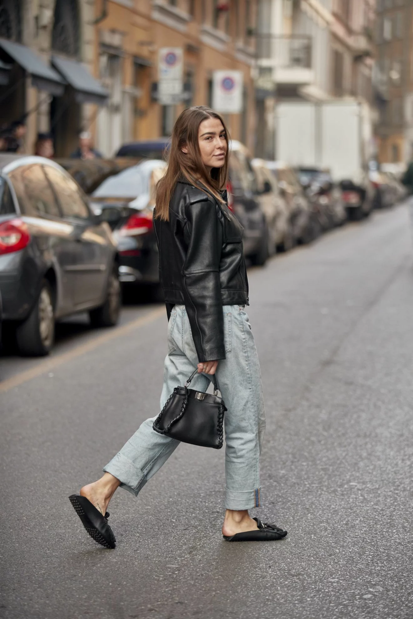 Ljusa jeans och skinnjacka Streetstyle Milano Fashion Week AW20.