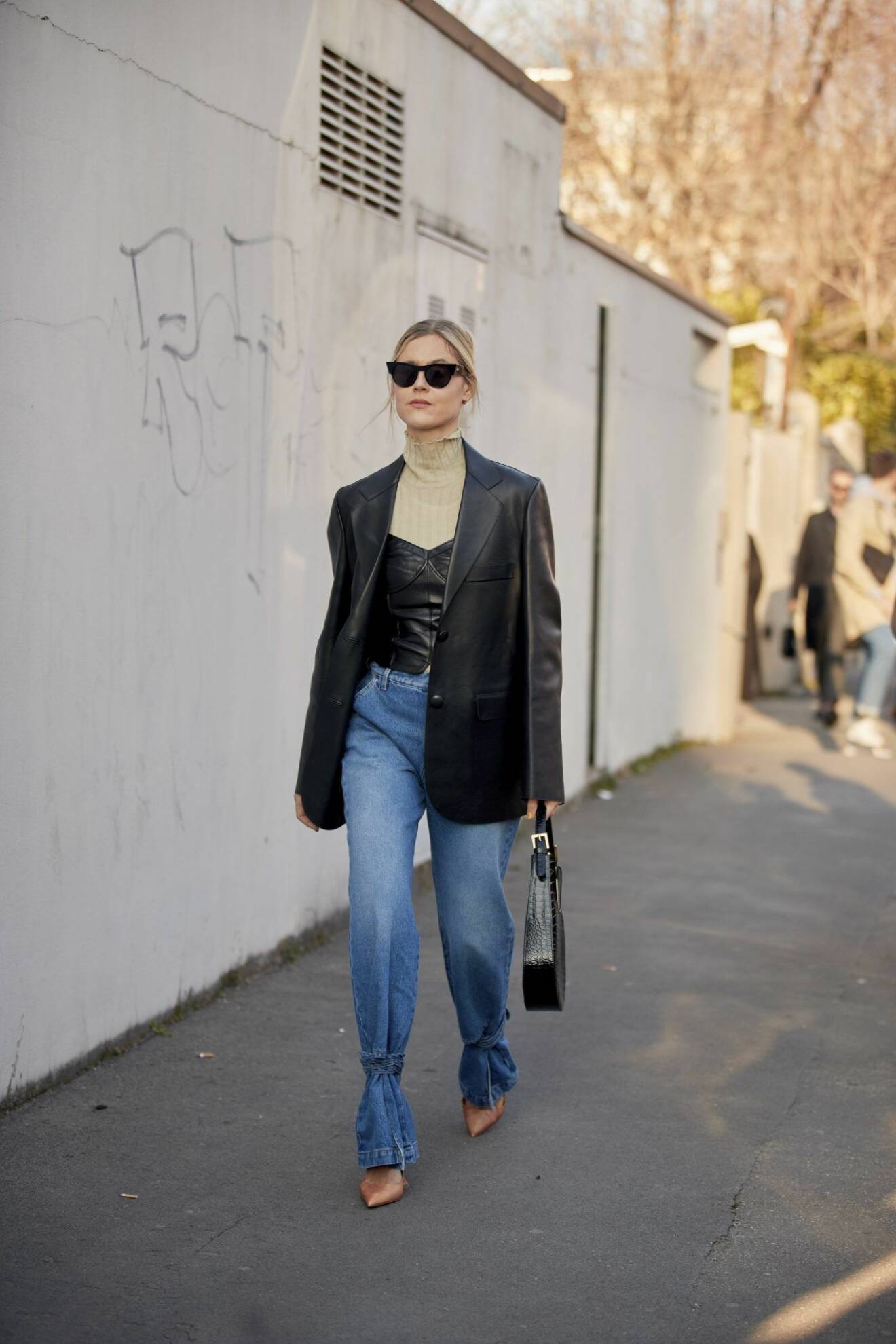 Blå jeans och svart skinn kavaj Streetstyle Milano Fashion Week AW20.