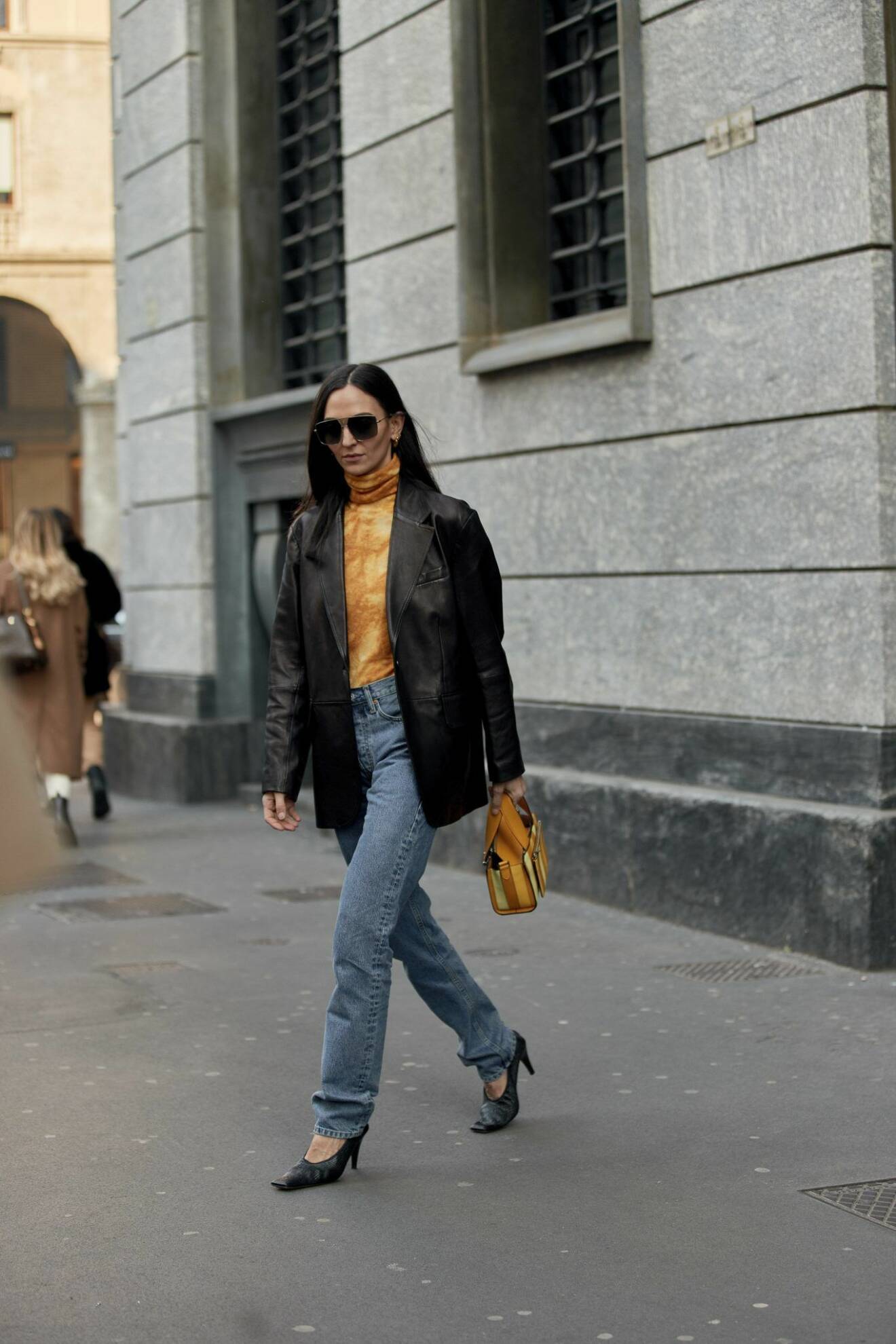 Blå jeans och orange överdel Streetstyle Milano Fashion Week AW20.