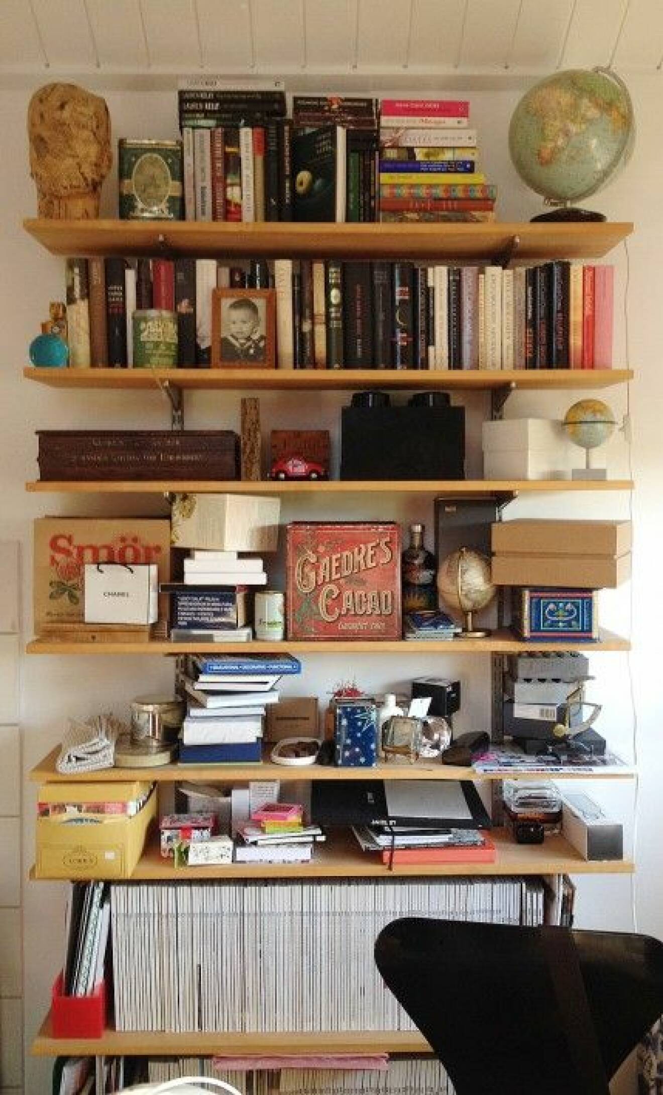 hemma hos svante bokhylla liten i arbetsrumet inred blandat