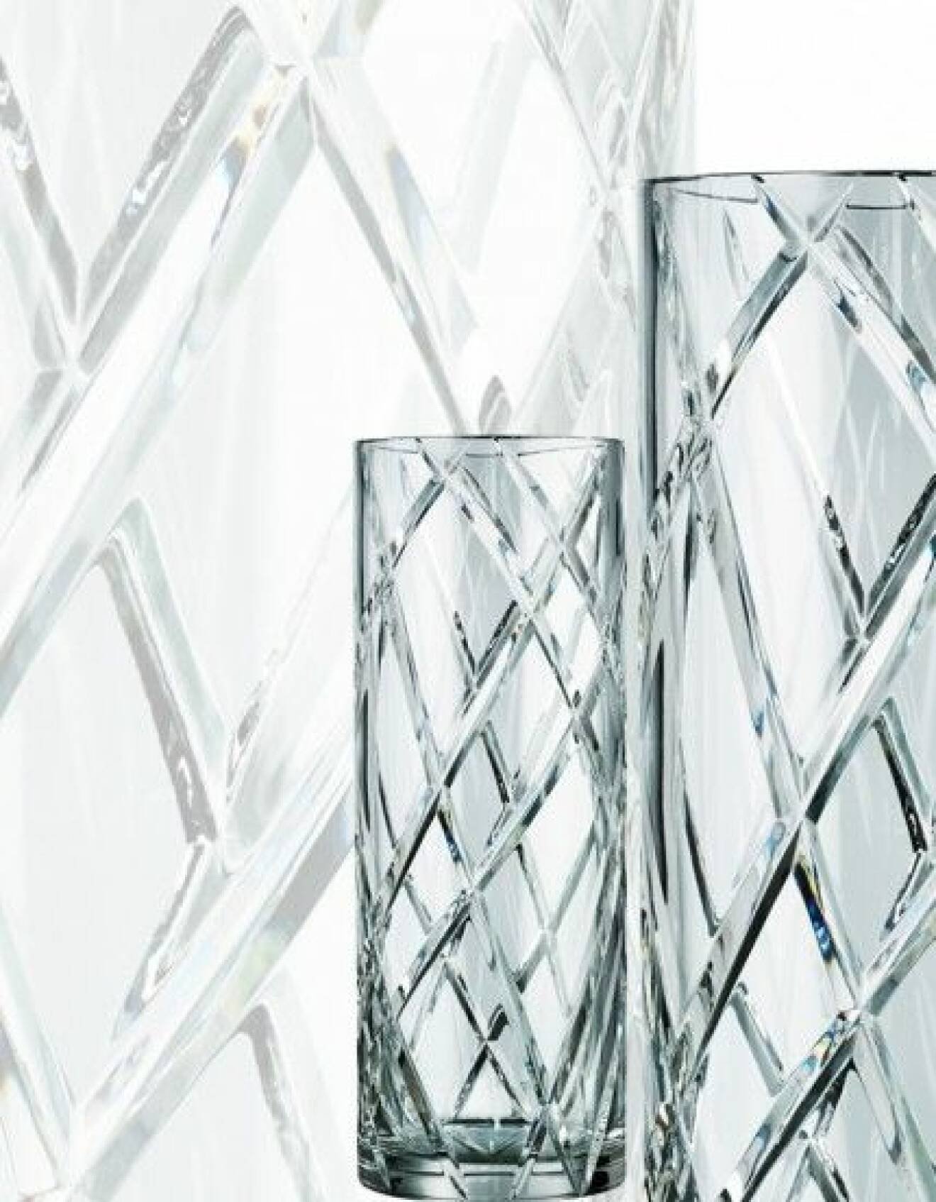 Vaser i kristall av alla kvaliteter! Från den här lyxvarianten från Skogsberg  & Smart, i böhmisk kristall  tillverkad i Tjeckien, till de  allra enklaste i pressglas –  så kallad fattigmans-kristall.