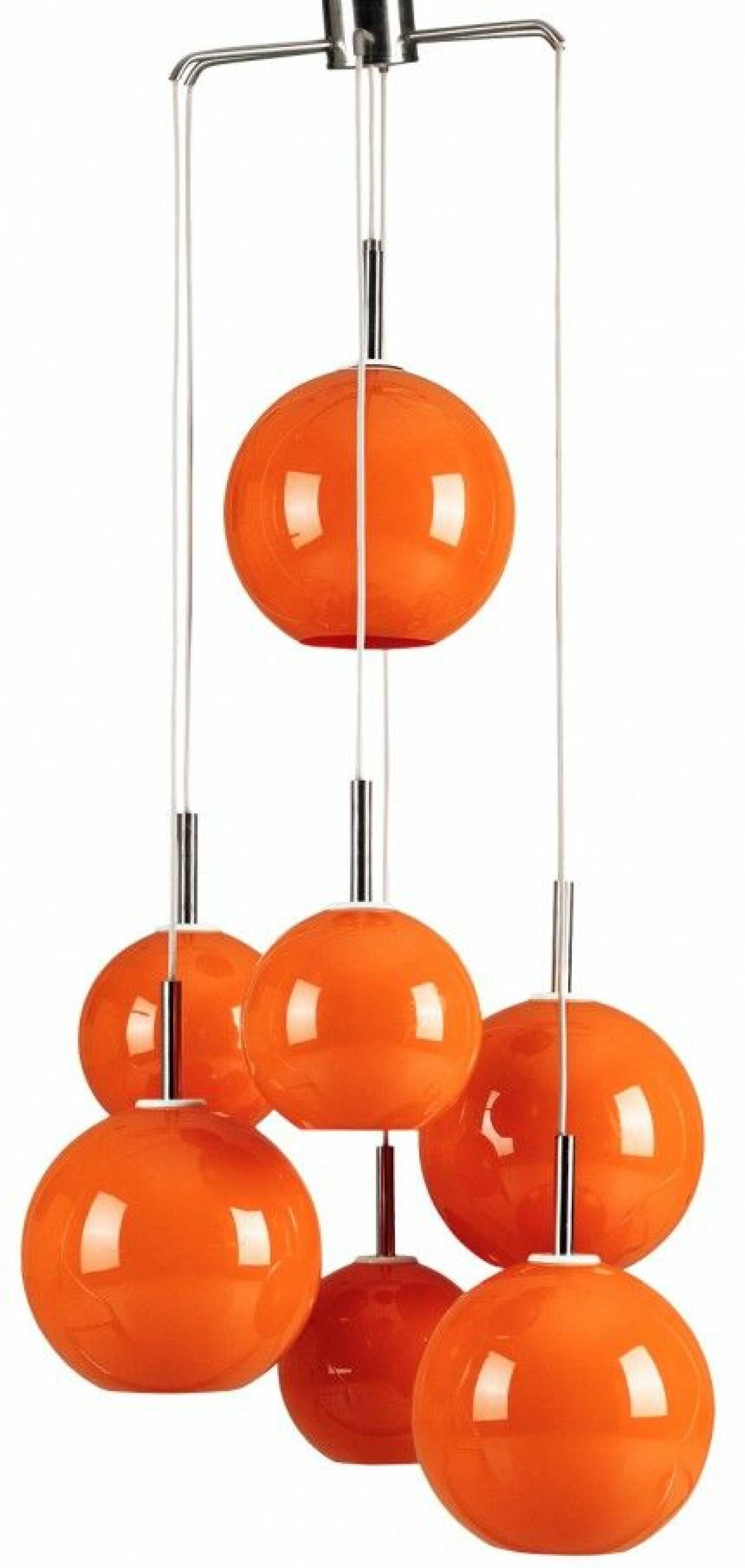 Orange taklampa i plast köpt på KaDeWe i Berlin i början av 1970-talet. Utrop 4 000–5 000 kr, Nutida, Stockholms Auktionsverk.