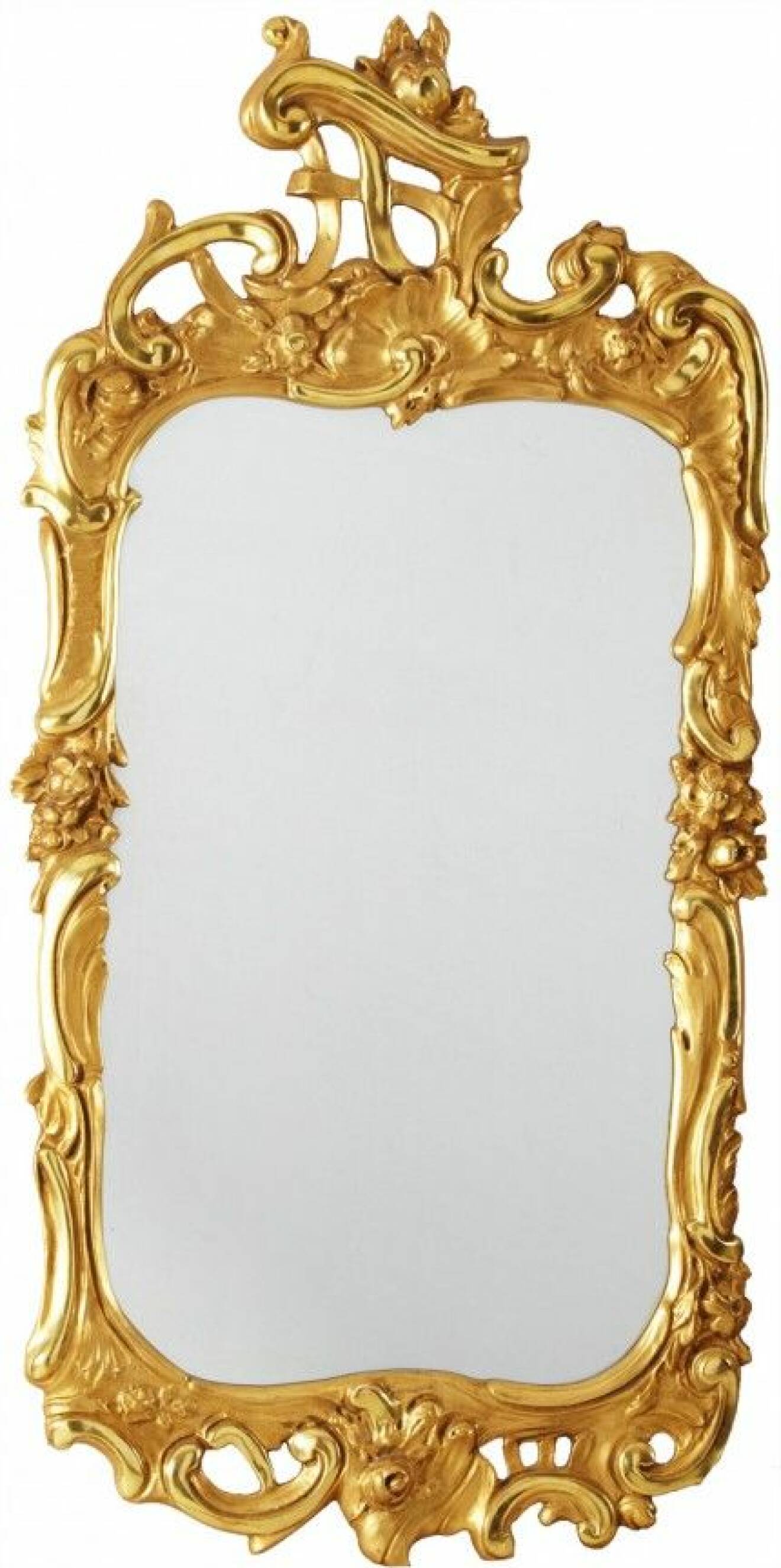 Det senaste året har speglar varit i fokus i inredningsvärlden. Stora och små speglar, för väggen eller på bordet, få eller många tillsammans – det har visats speglar i alla former. Den allra mest personliga spegelväggen får man med en grupp antika eller halvgamla speglar med maffiga guldramar.