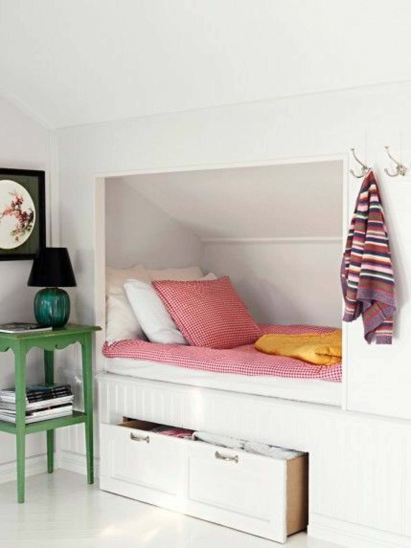 inbygd säng platsbyggd förvaring vitt sovrum inspration gästrum