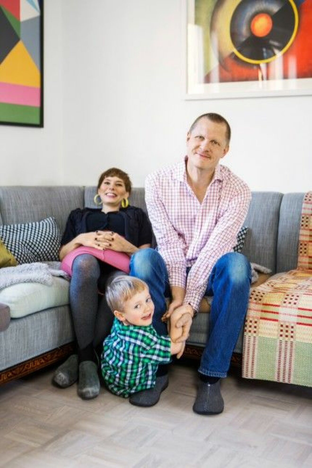 Nadia Tolstoy, inredningsarkitekt, och Jan Sandbladh, journalist, bor tillsammans med sonen John i ett funkisradhus i Nacka.