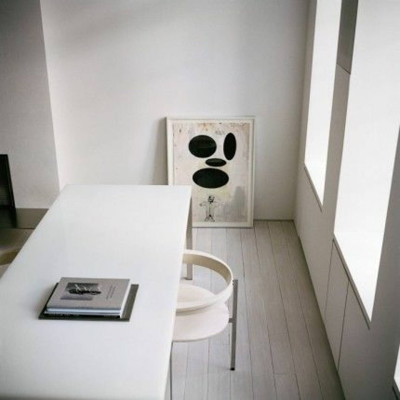 sam-shahid-reading-room-kjaerholm-chair-700x700