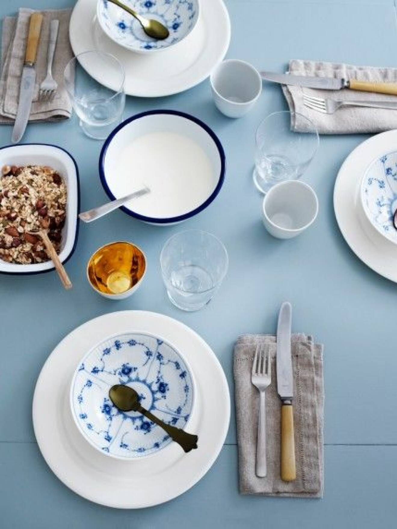Välkommen till bords! Inspirerande dukning i blått och vitt. 