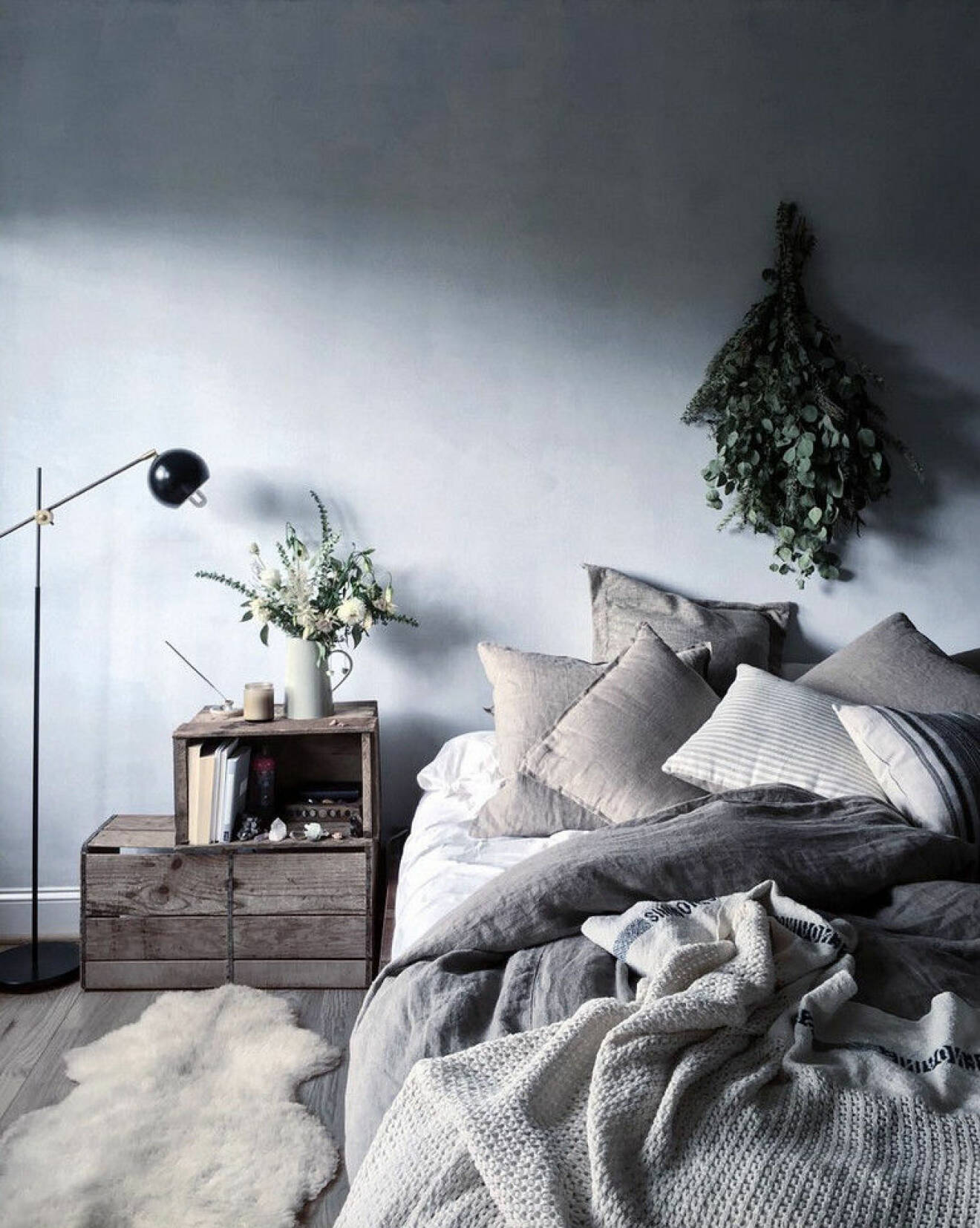Inspirerande sovrum med sängen direkt på golvet bäddad med dova färger och naturliga material