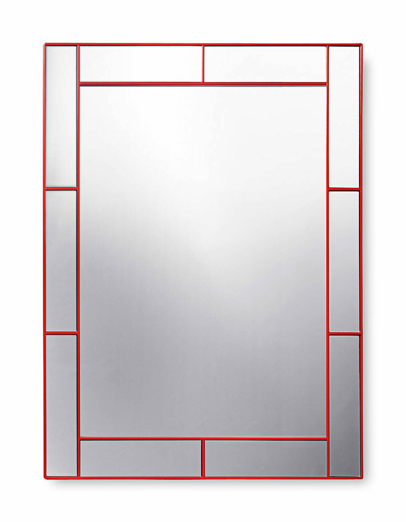 Spegel med rödlackerad ram.