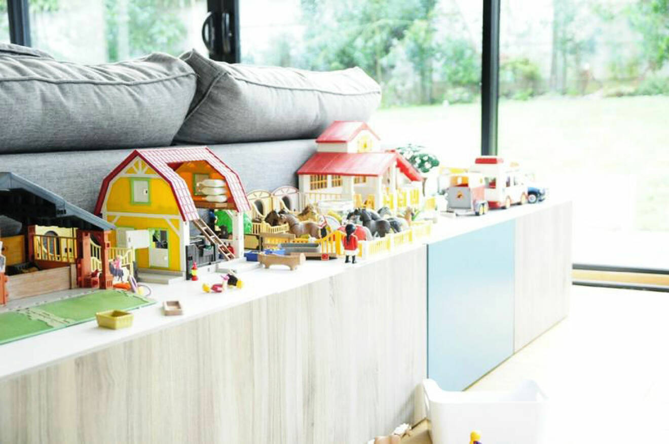 Ikeas byrå bestå placerad bakom soffan, perfekt för barnens leksaker 