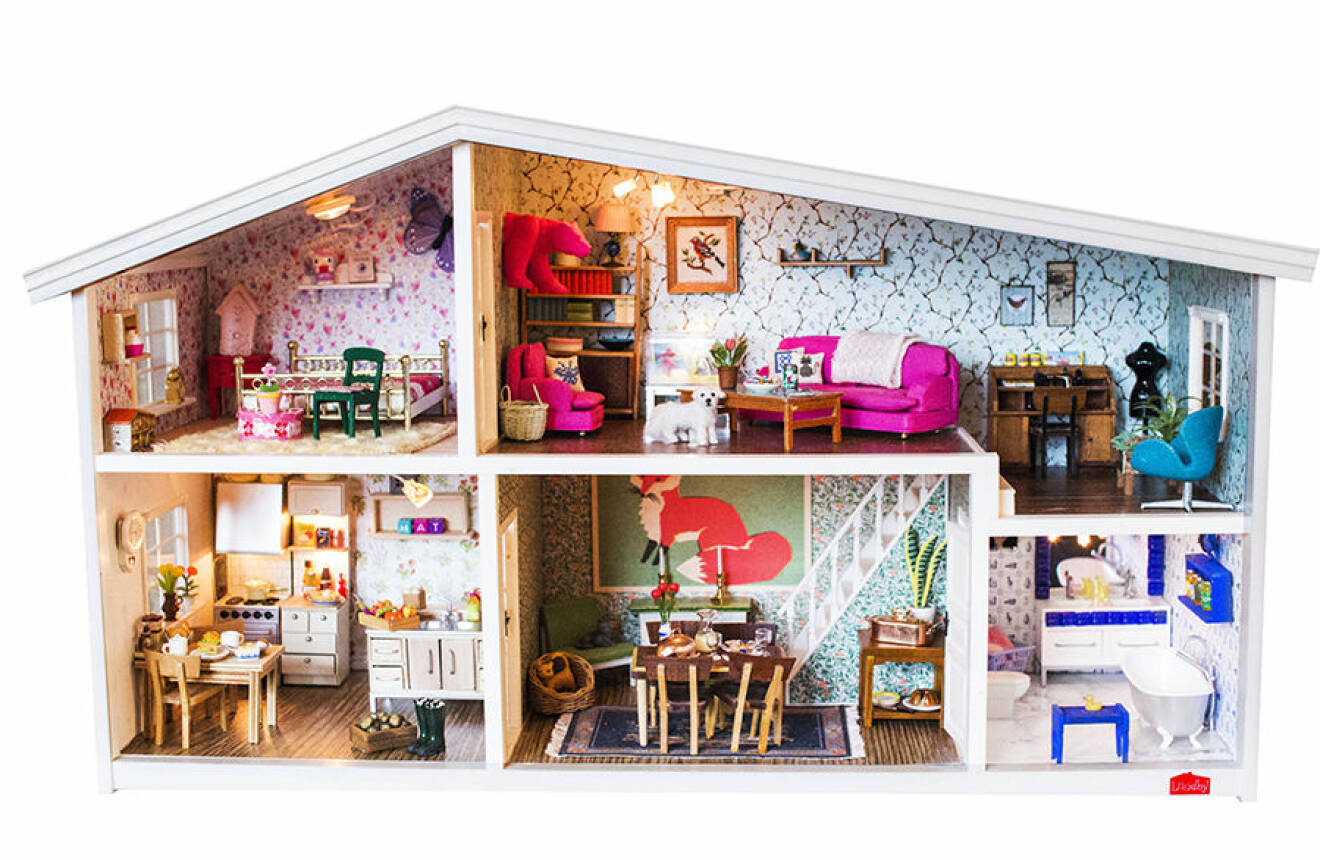 Martina Thun har inrett ett av sina dockskåp med tapeter, golv och möbler. 