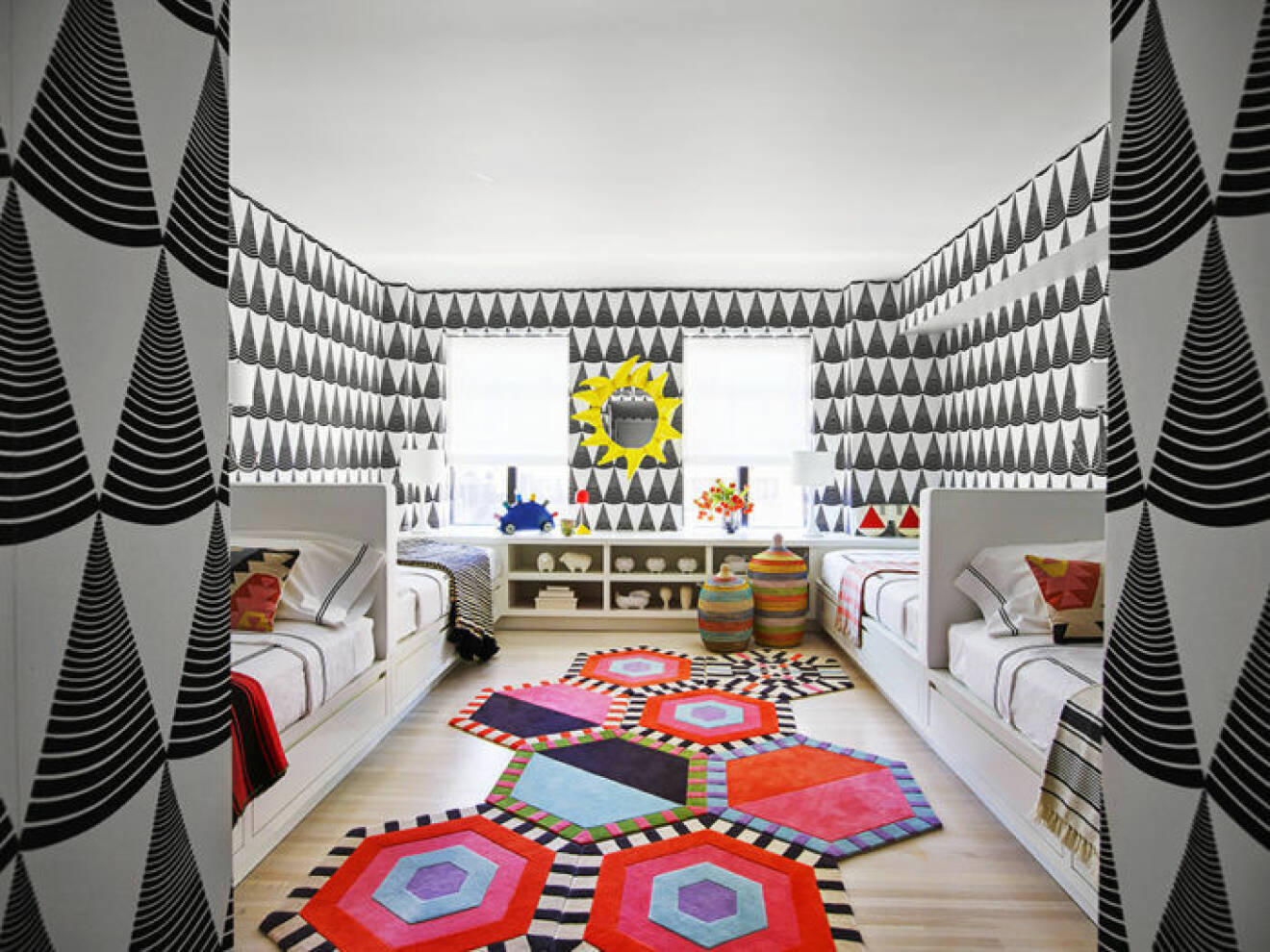 Grafiskt rum med väggar och mattor och sängkläder