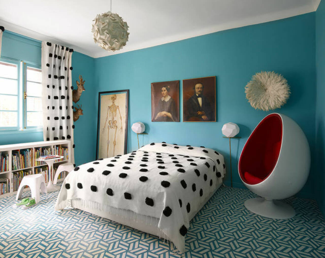Sovrum med blå väggar som matchar det mönstrade golvet, gardiner och sängöverdrag i samma prickiga tyg
