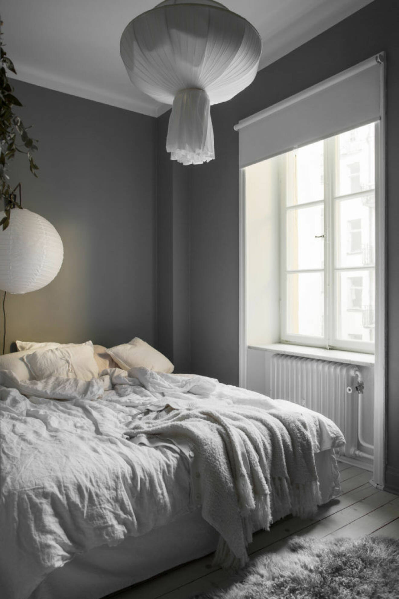 sovrum med harmoniska textiler och gråa väggar