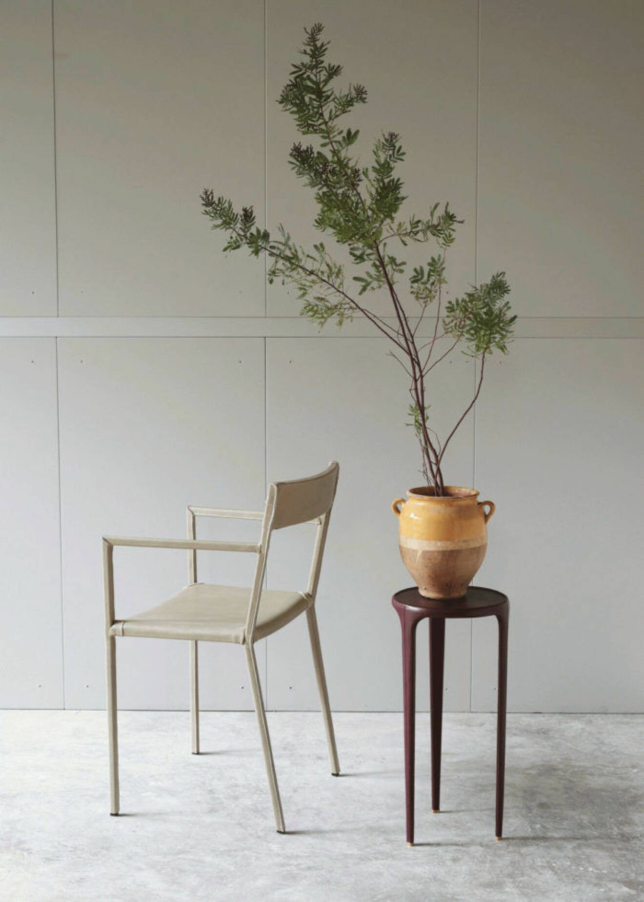 Beige stol och vägg kombineras med ett sidobord i burgundy