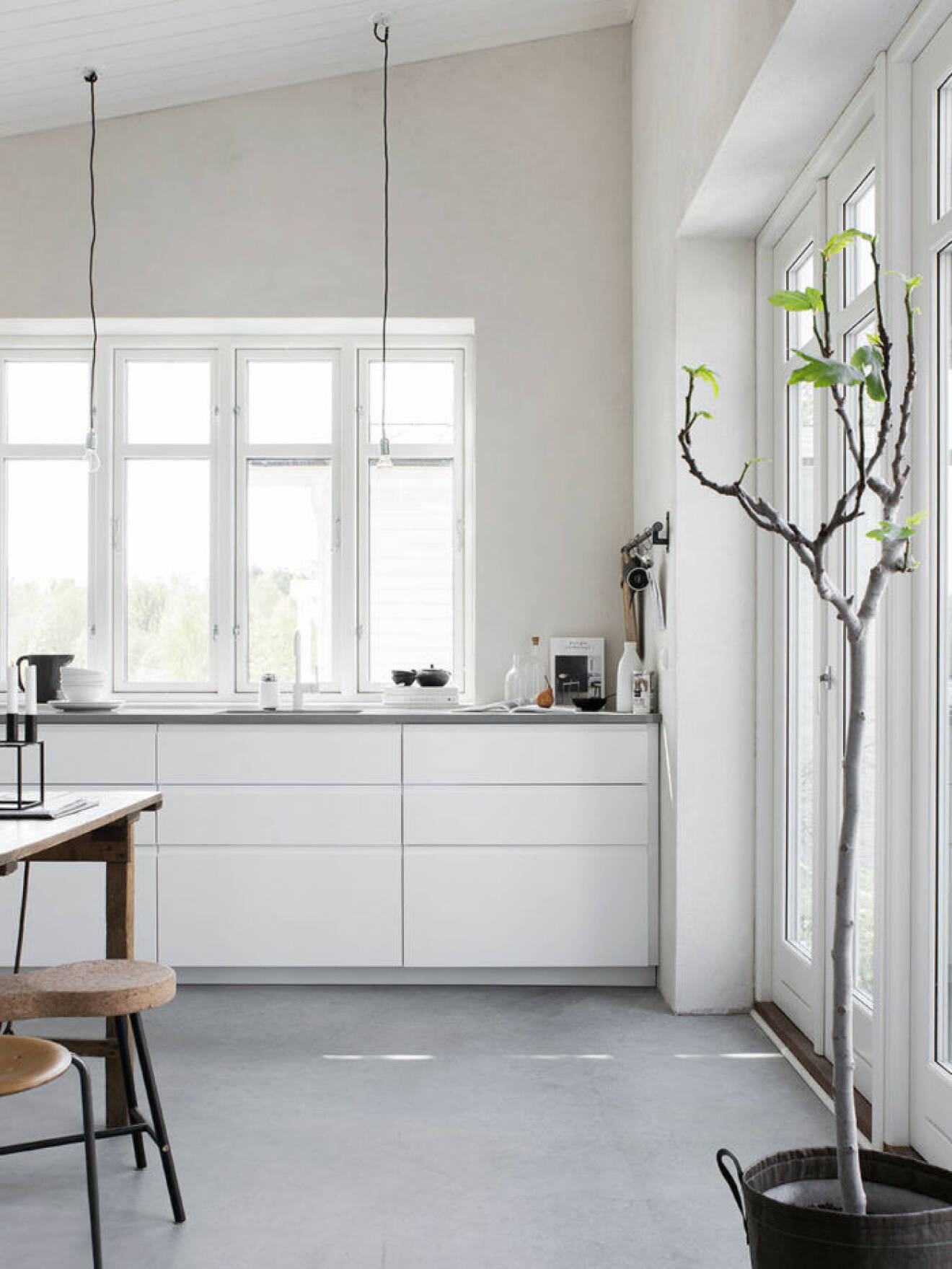 Köket är IKEAs Voxtorp med infällda grepplister för ett minimalistiskt uttryck. 